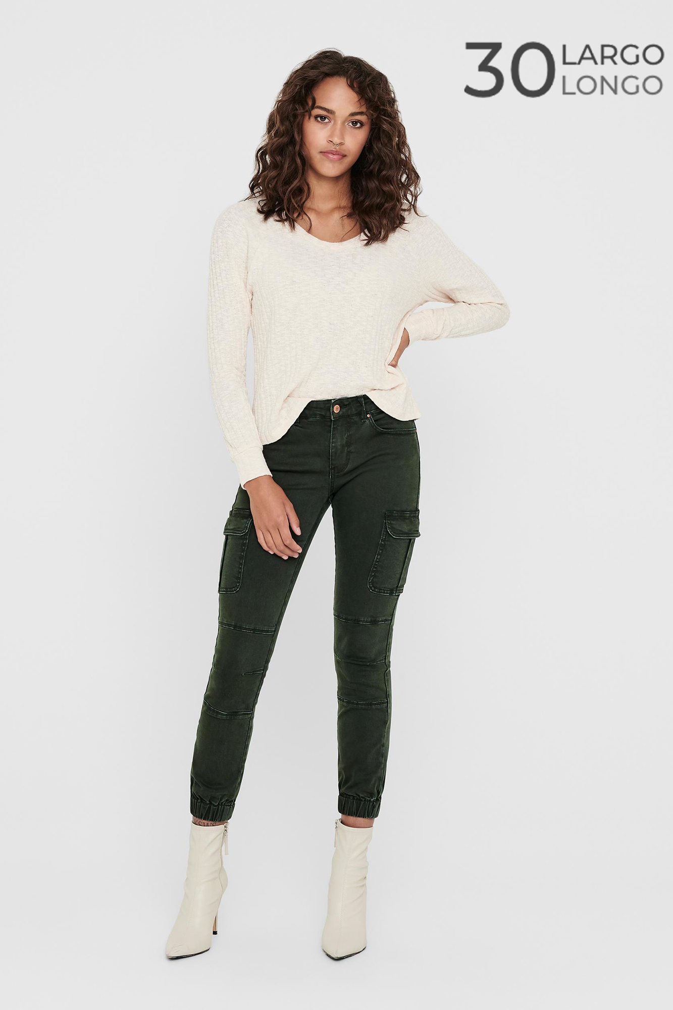 Calça jeans cargo skinny com bolsos laterais