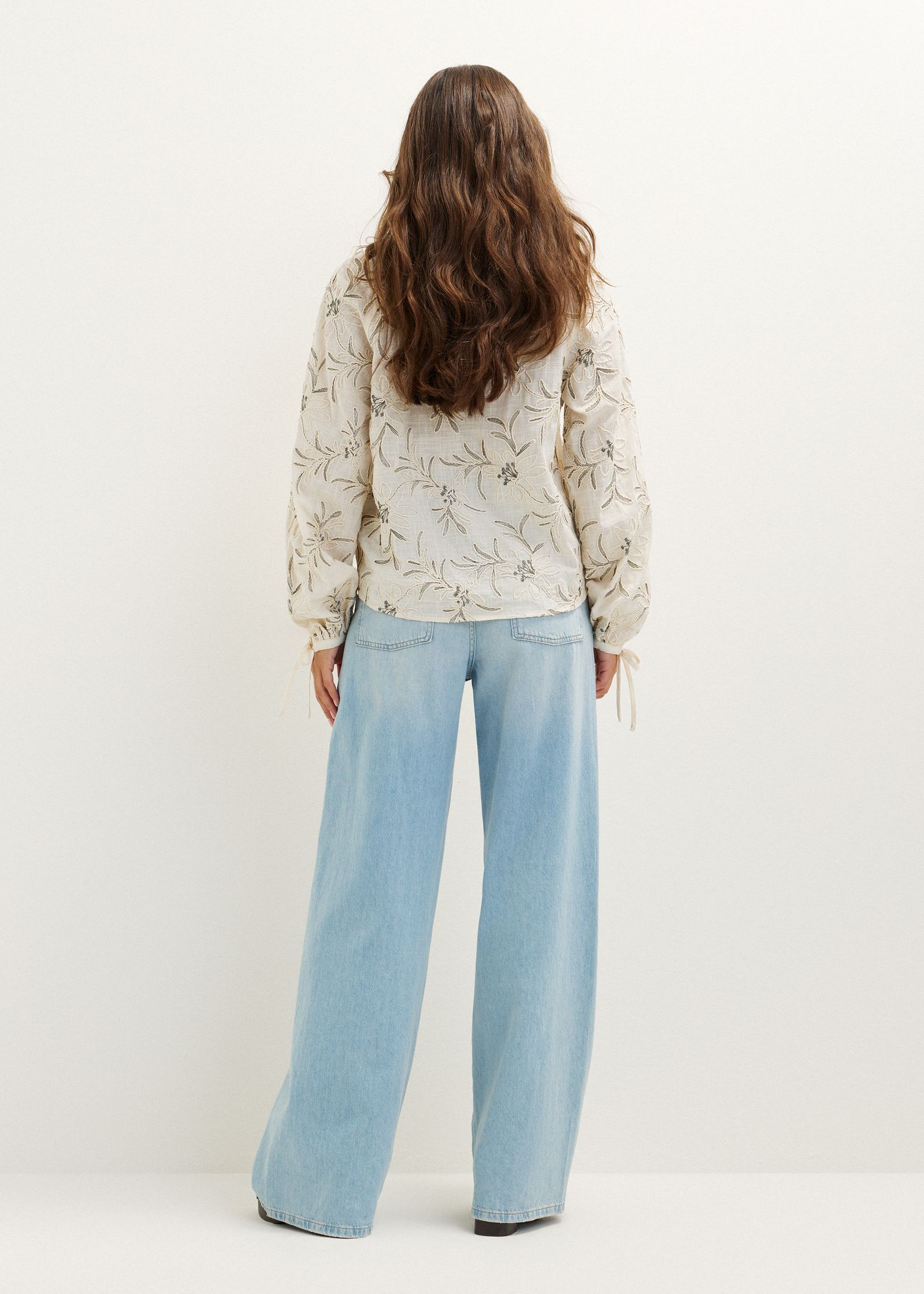 Blouse met geborduurde bloemen