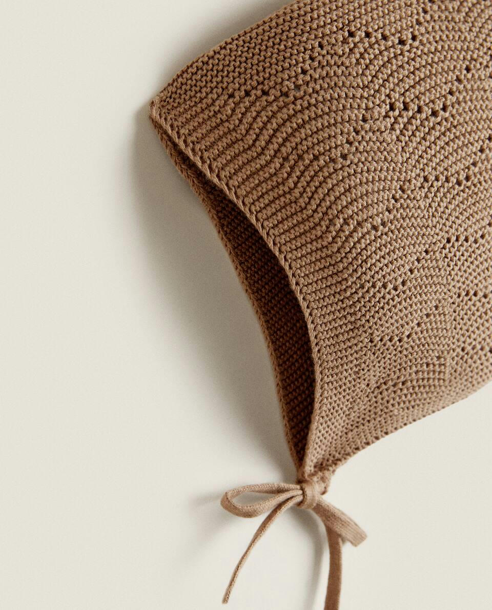 CAPÔ COM DETALHES VAZADOS