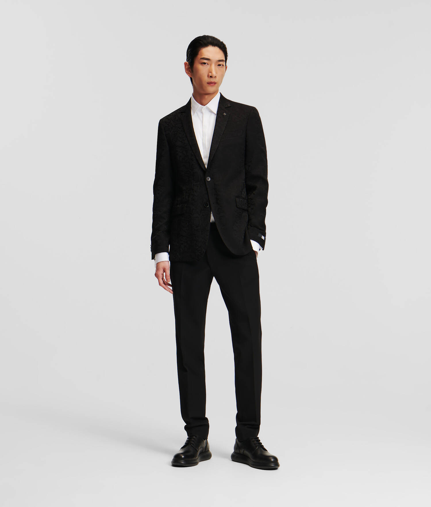 CHEMISE À LA COUPE MODERNE