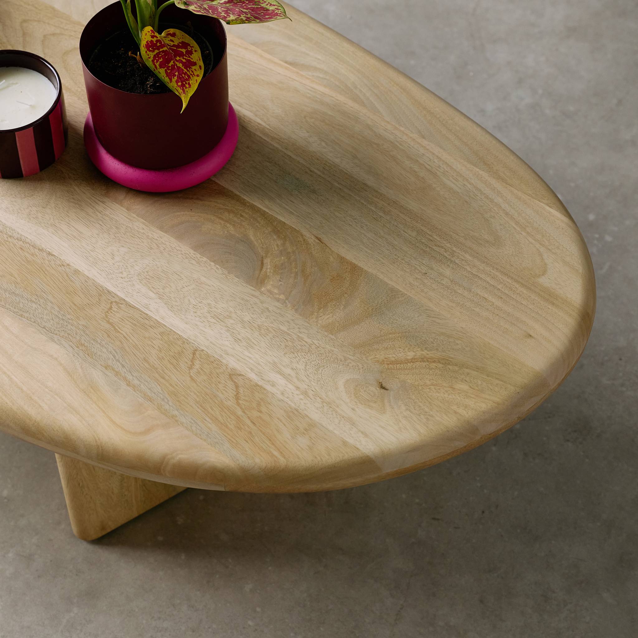 sweeek - Ovale salontafel van mangohout