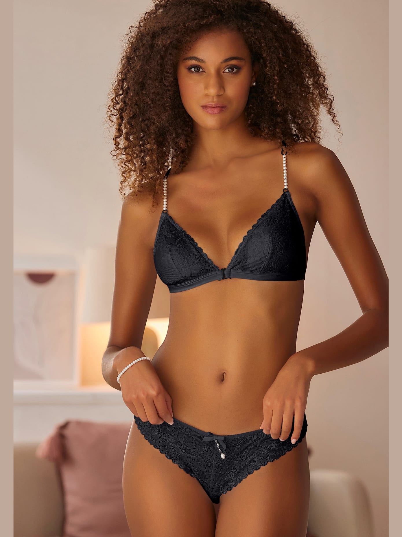 String extravagant en dentelle florale raffinée