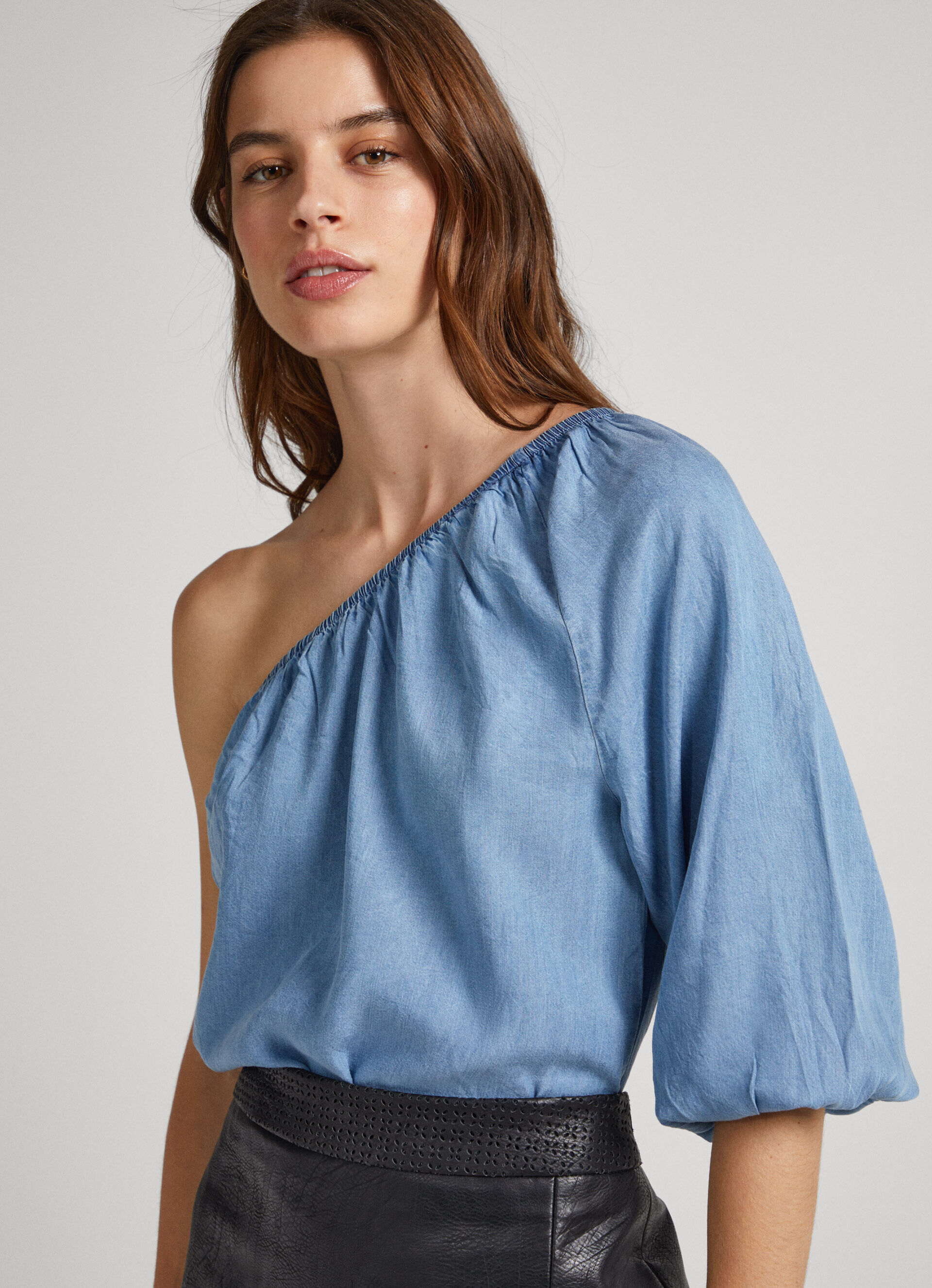 Blusa assimétrica com detalhes bordados - azul
