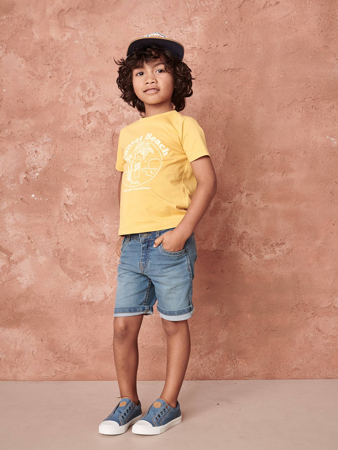 Conjunto com 3 camisetas de manga curta sortidas para meninos, na cor amarela.