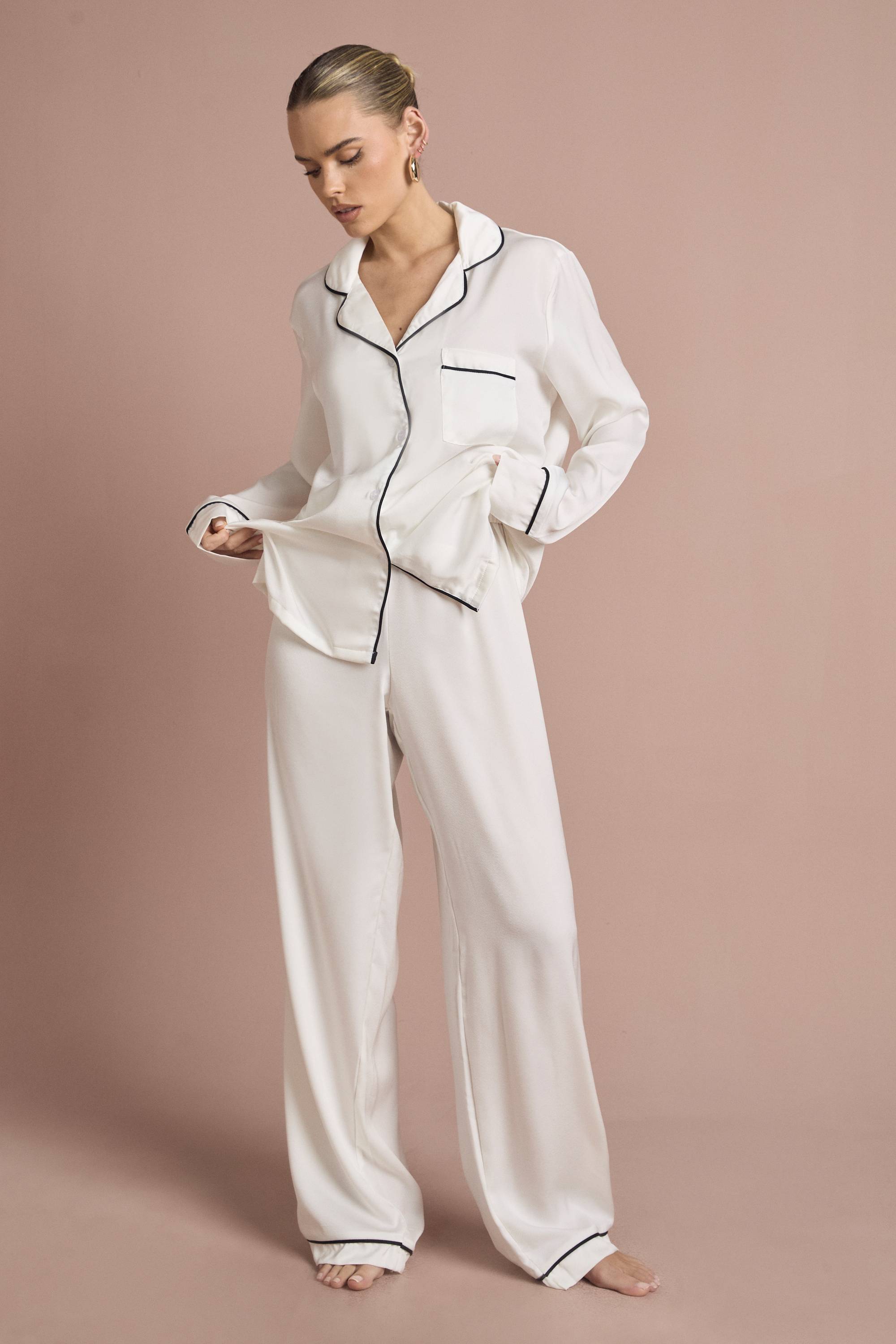 boohoo Ensemble Pyjama de Mariée 'Bride' en Satin Brodé avec Chemise à Manches Longues et Pantalon