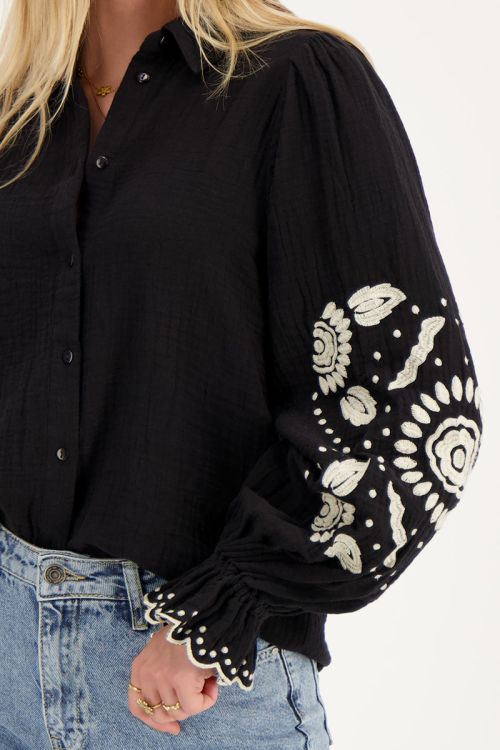 Zwarte blouse met beige embroidery