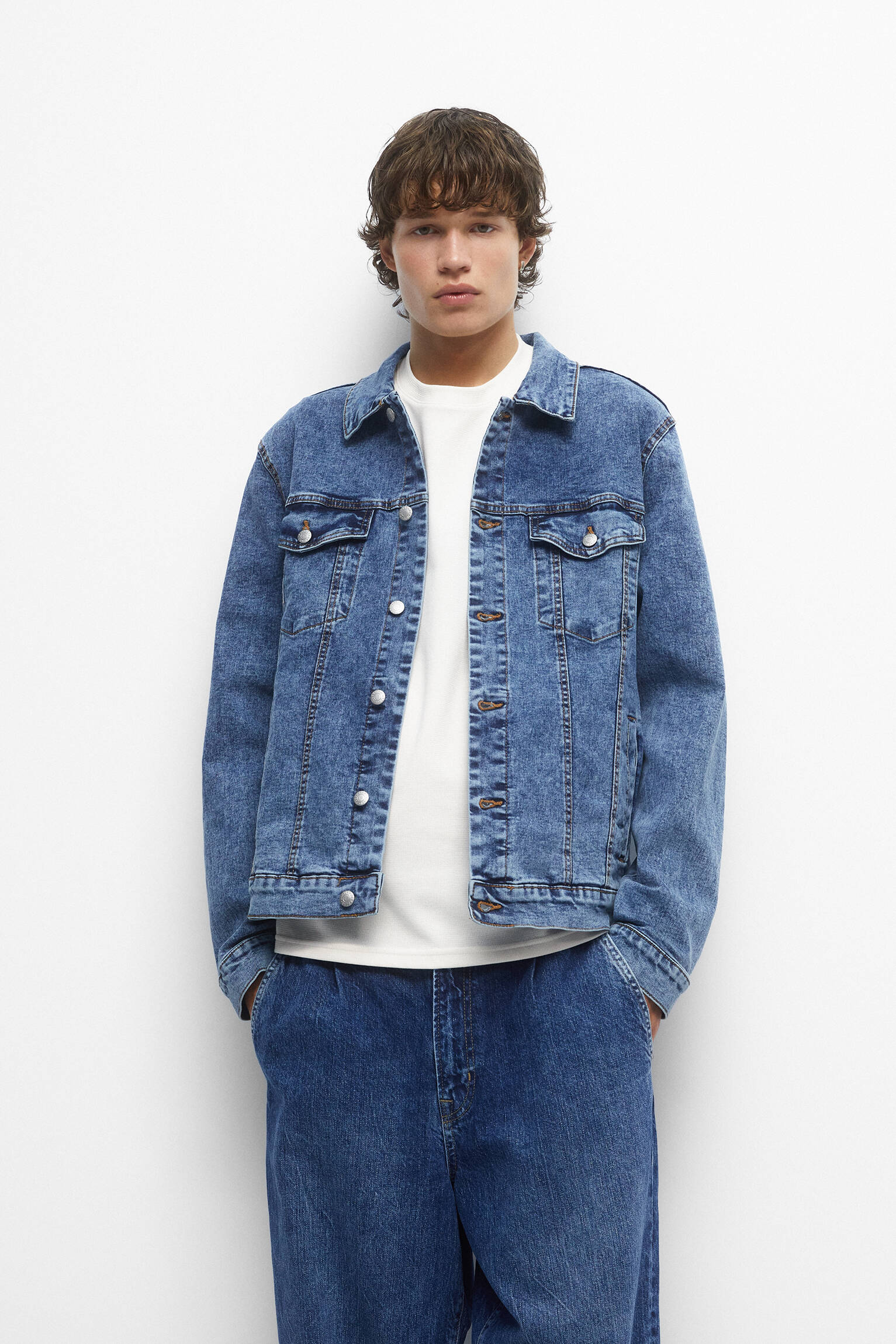 Jaqueta jeans básica com modelagem confortável - azul médio