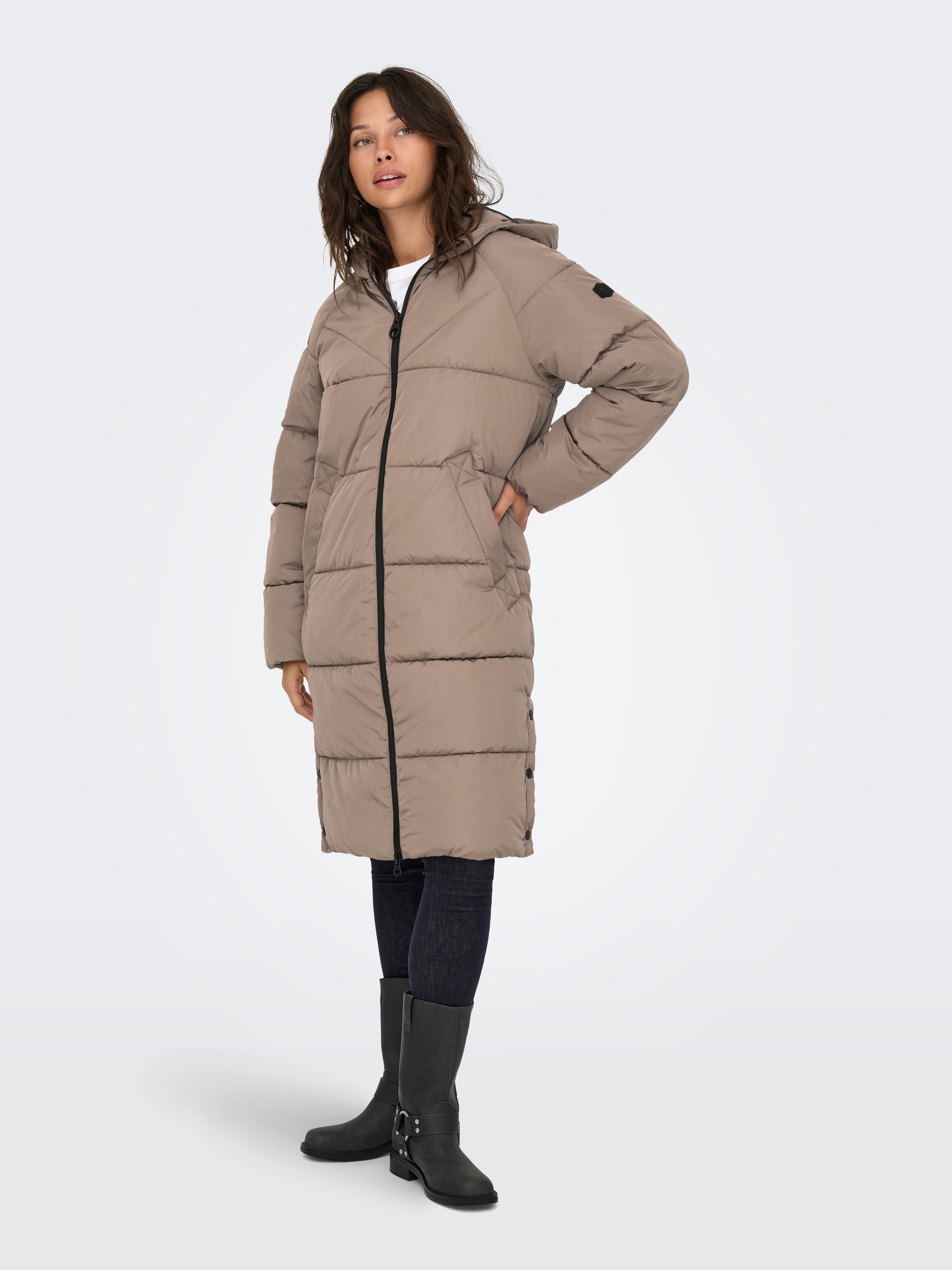 ONLY Steppmantel »ONLAMAND – Langer Puffercoat mit 2-Wege-Reissverschluss«, lässig geschnitten, modisch, Steppware, Materialmix, hochschliessend