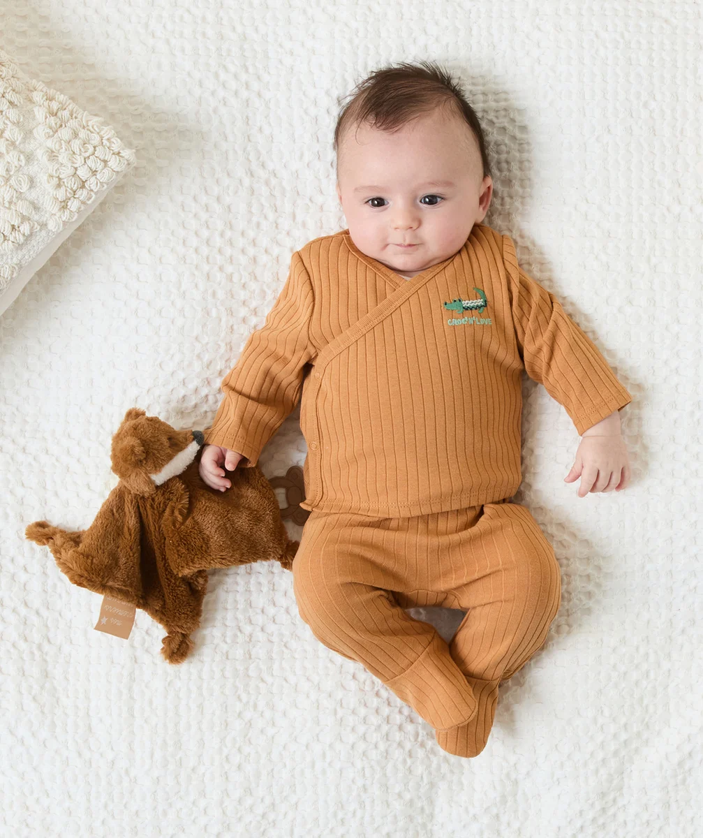 DORS-BIEN DEUX PIÈCES EN COTON BIO OCRE AVEC BRODERIES CROCODILE