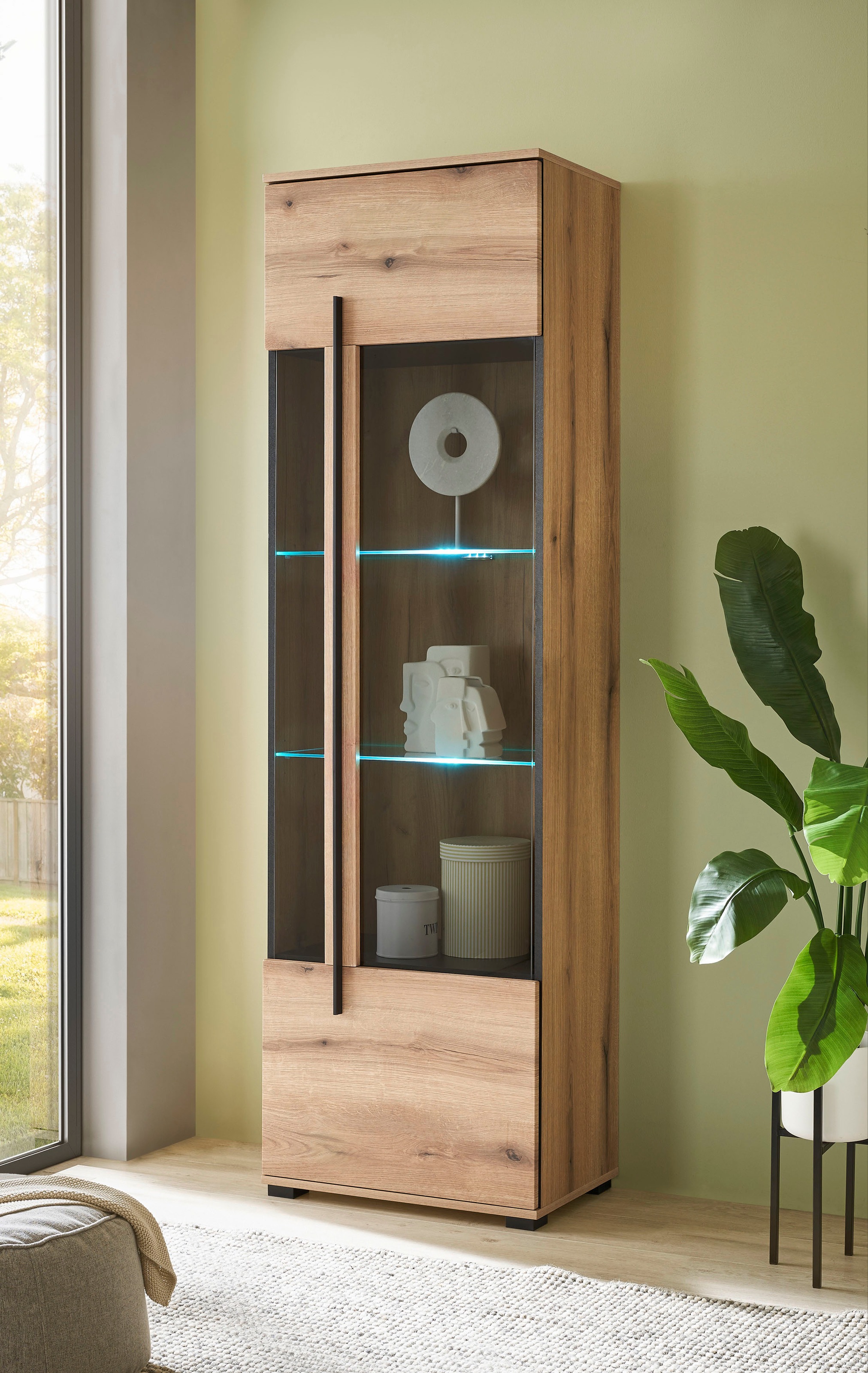 INOSIGN Vitrine »Cantara, Vitrinenschrank in Eiche Evoke oder weiss, Standvitrine« schwarzer Stangengriff, ausreichend Stauraum, vielseitig einsetzbar