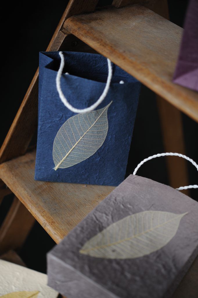 Tasche aus handgeschöpftem Papier, dunkelblau, L 11,5 cm, B 5 cm, H 16 cm günstig bestellen