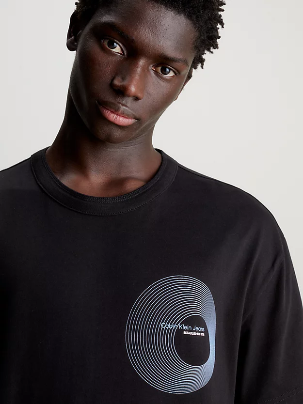 Camiseta com estampa gráfica e modelagem relaxada
