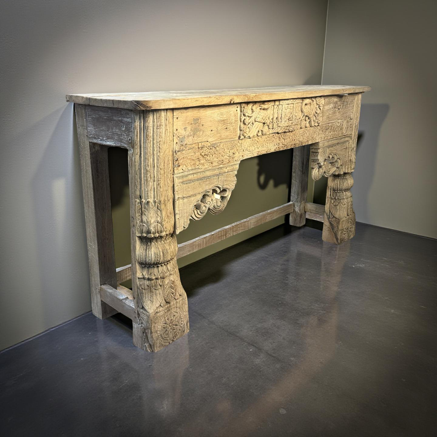Wandkast met mooie snijwerk naturel