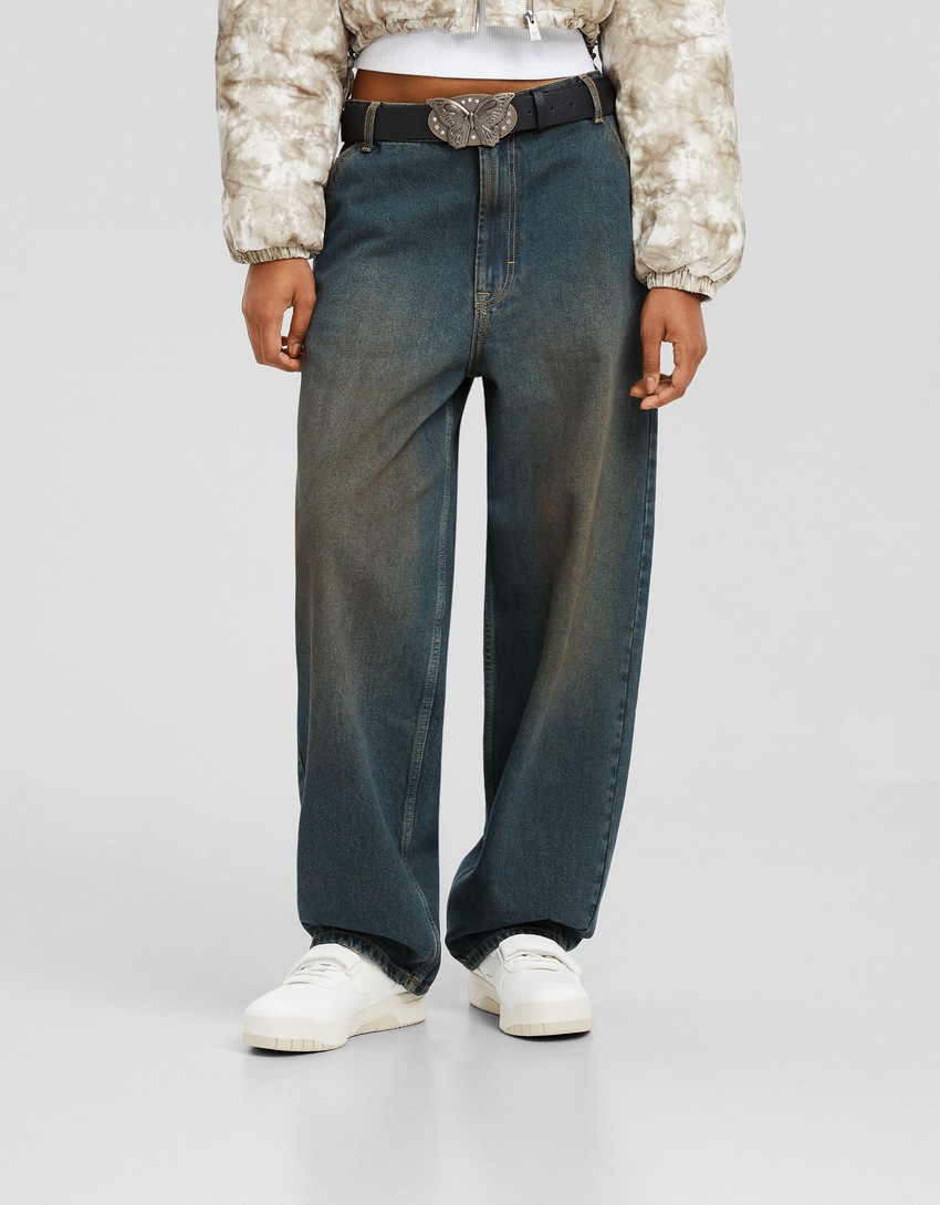 calça jeans estilo skater com efeito desbotado