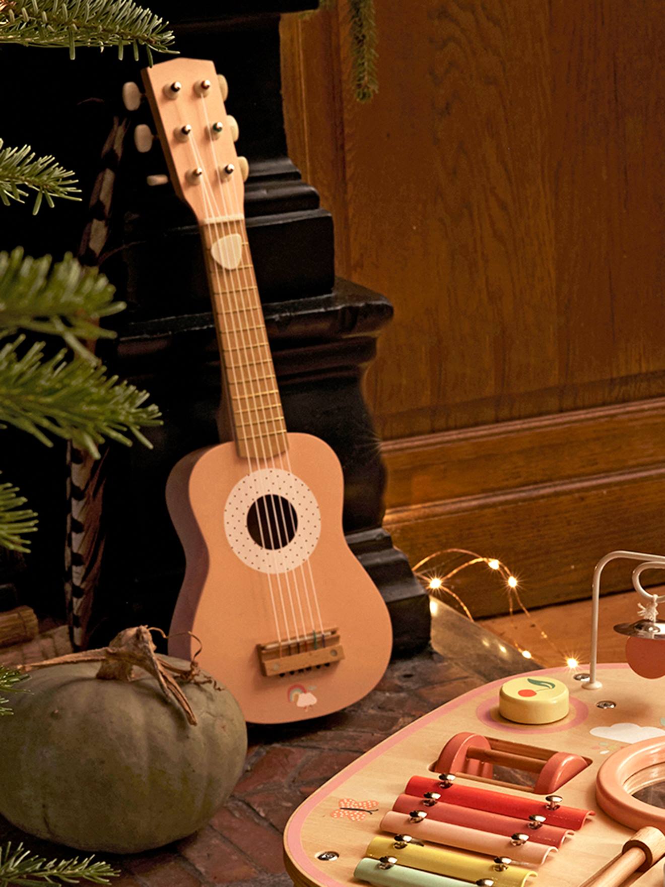 Guitarra de madeira lisa rosa médio com certificação FSC® e motivos.