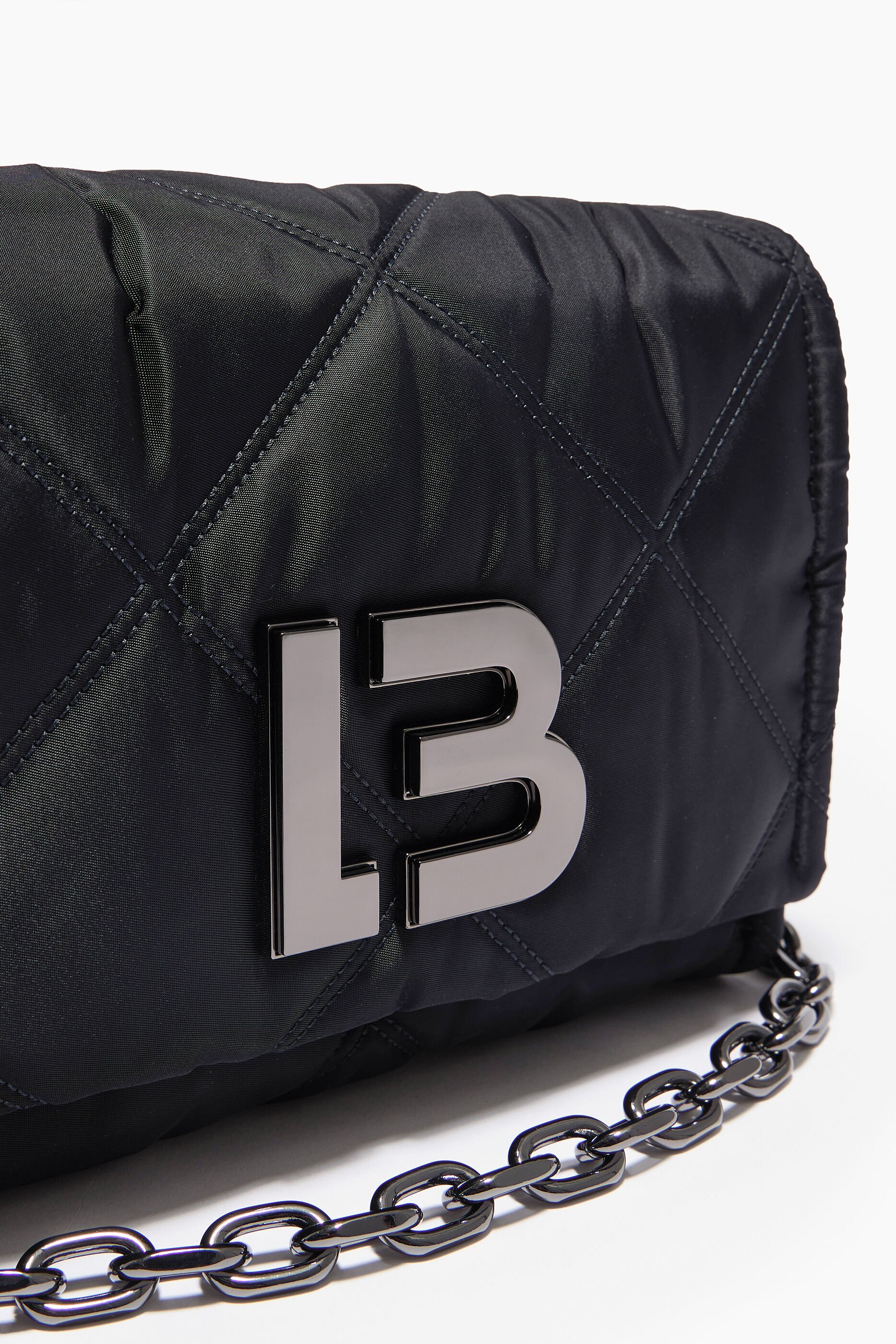 Bolsa de ombro M em nylon com aba, preta.