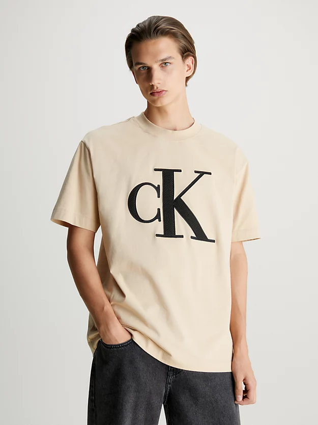 Camiseta com monograma e modelagem relaxada