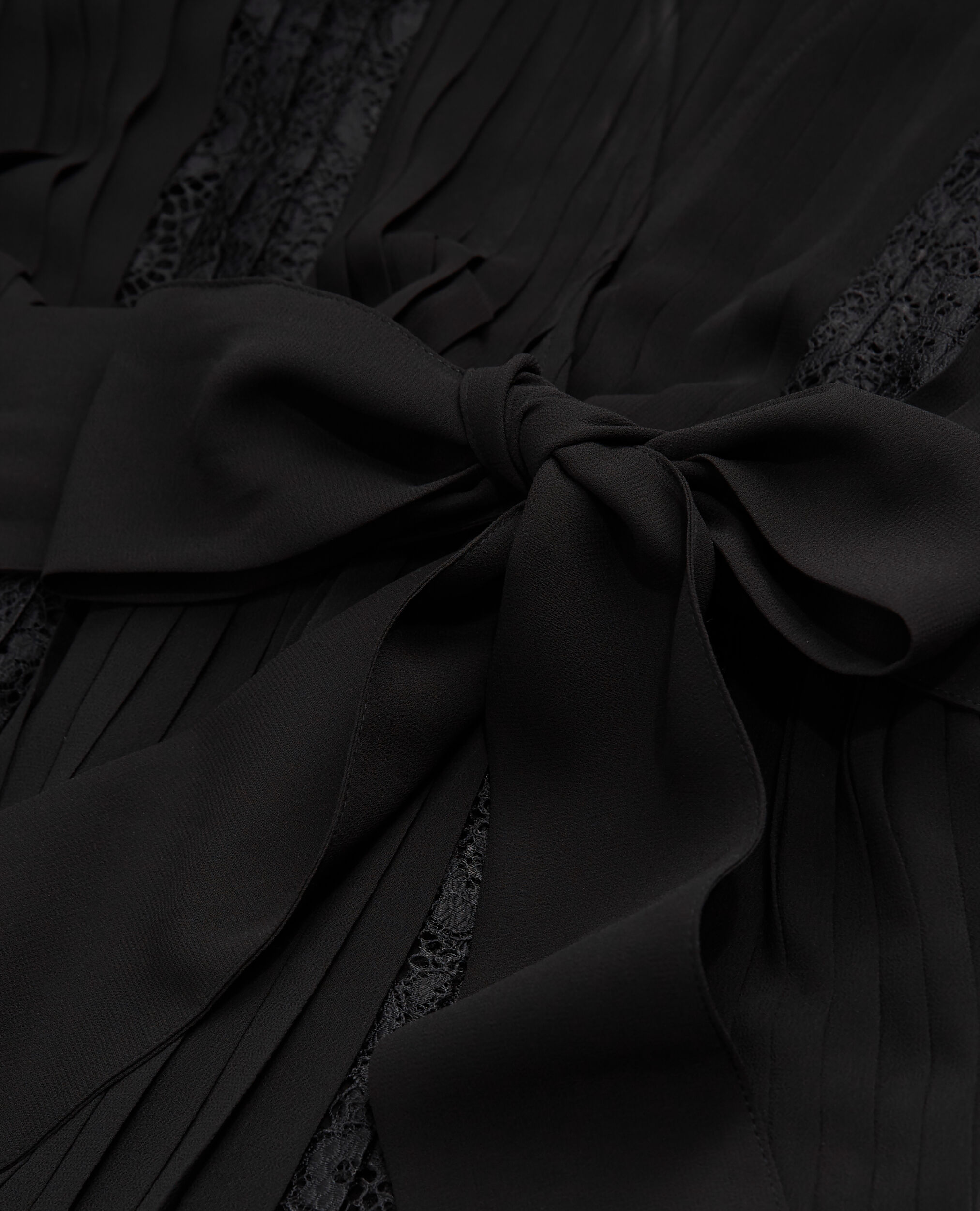 Robe courte en dentelle noire