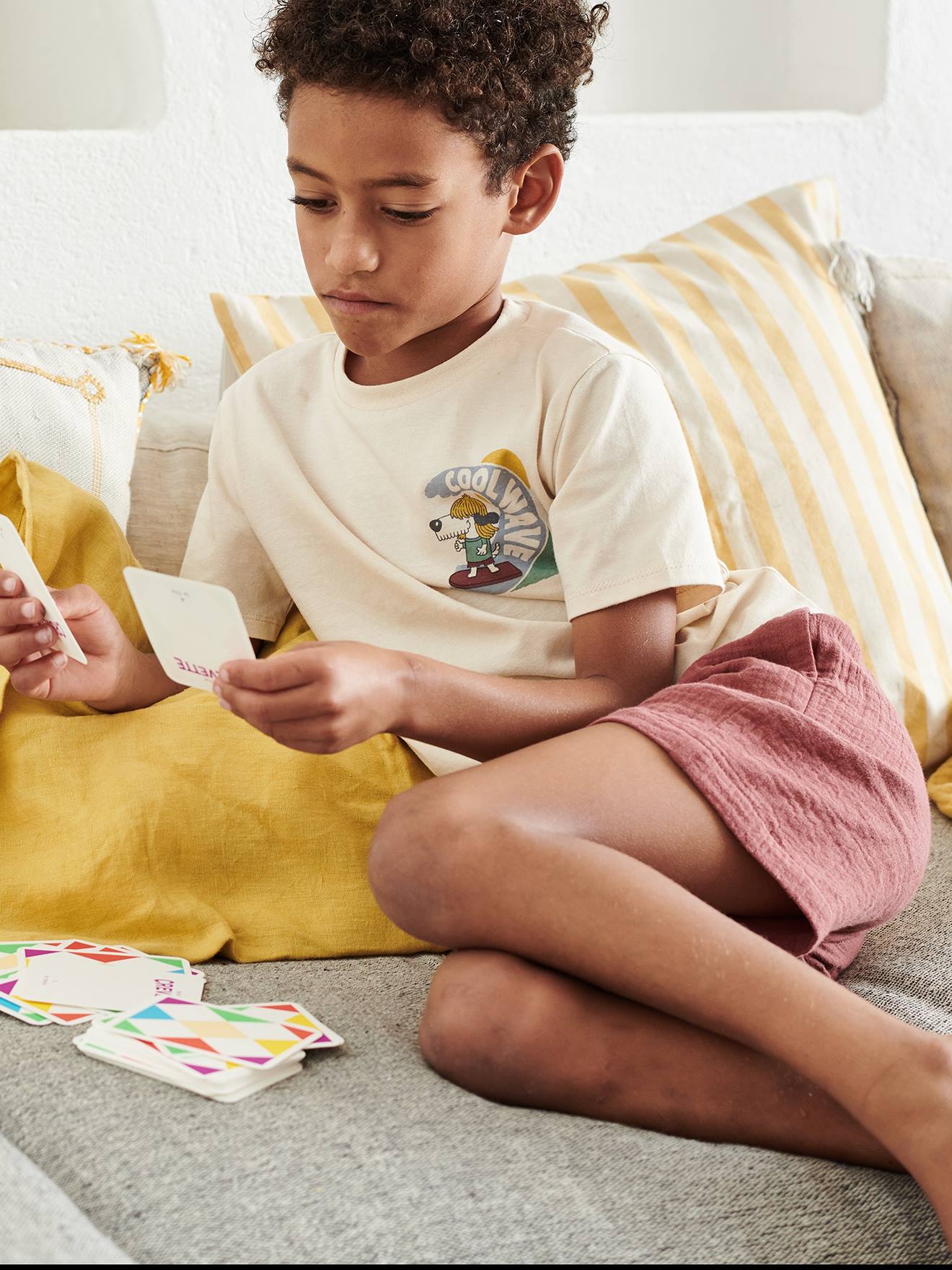 Roupa do menino: camiseta e shorts de chiffon de algodão cor argila.