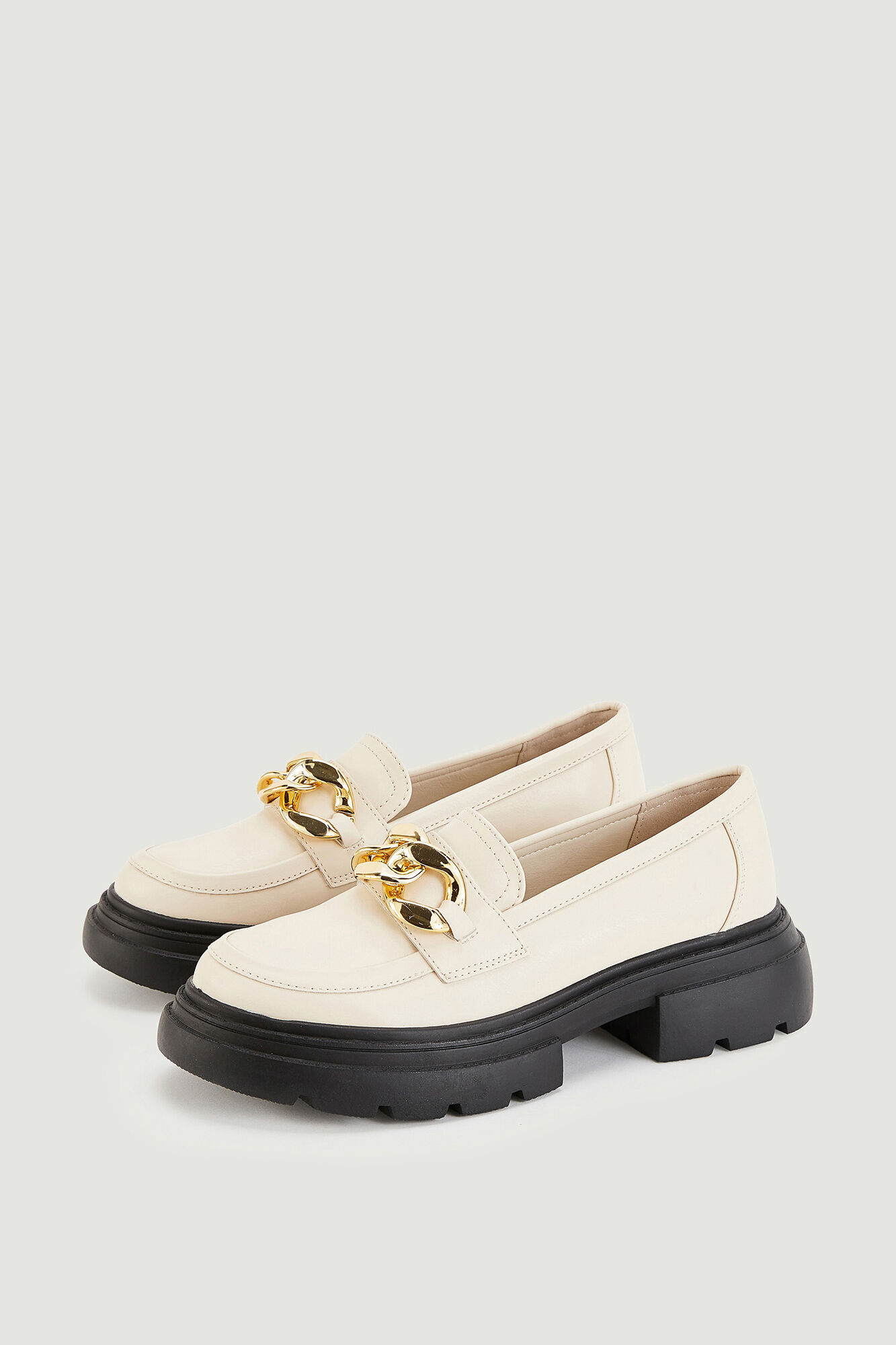 Mocassins robustos com fivelas douradas em imitação de couro.