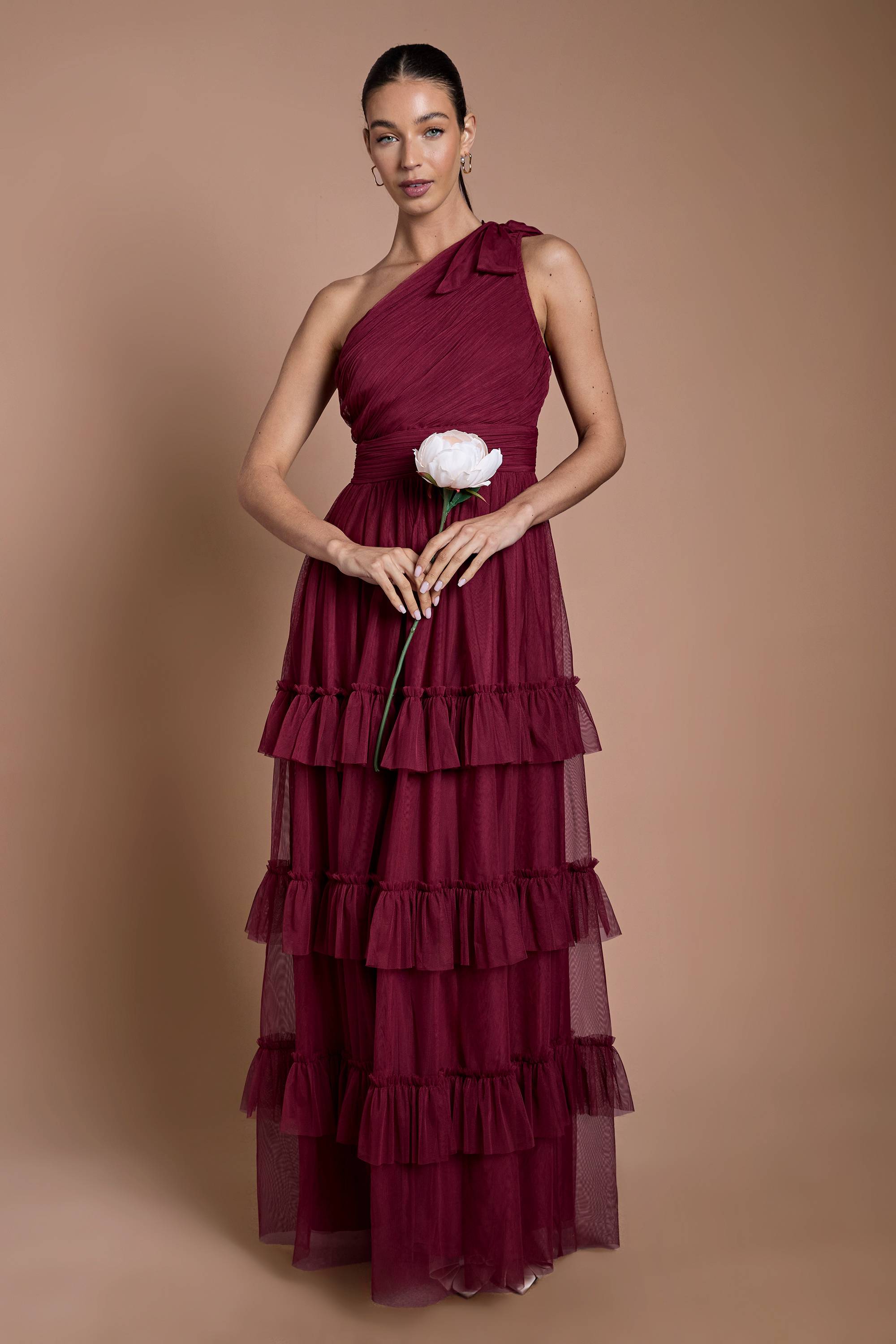 Oasis Robe Longue De Demoiselle D'honneur Bordeaux En Mesh Plissé À Une Épaule Avec Volants Étagés