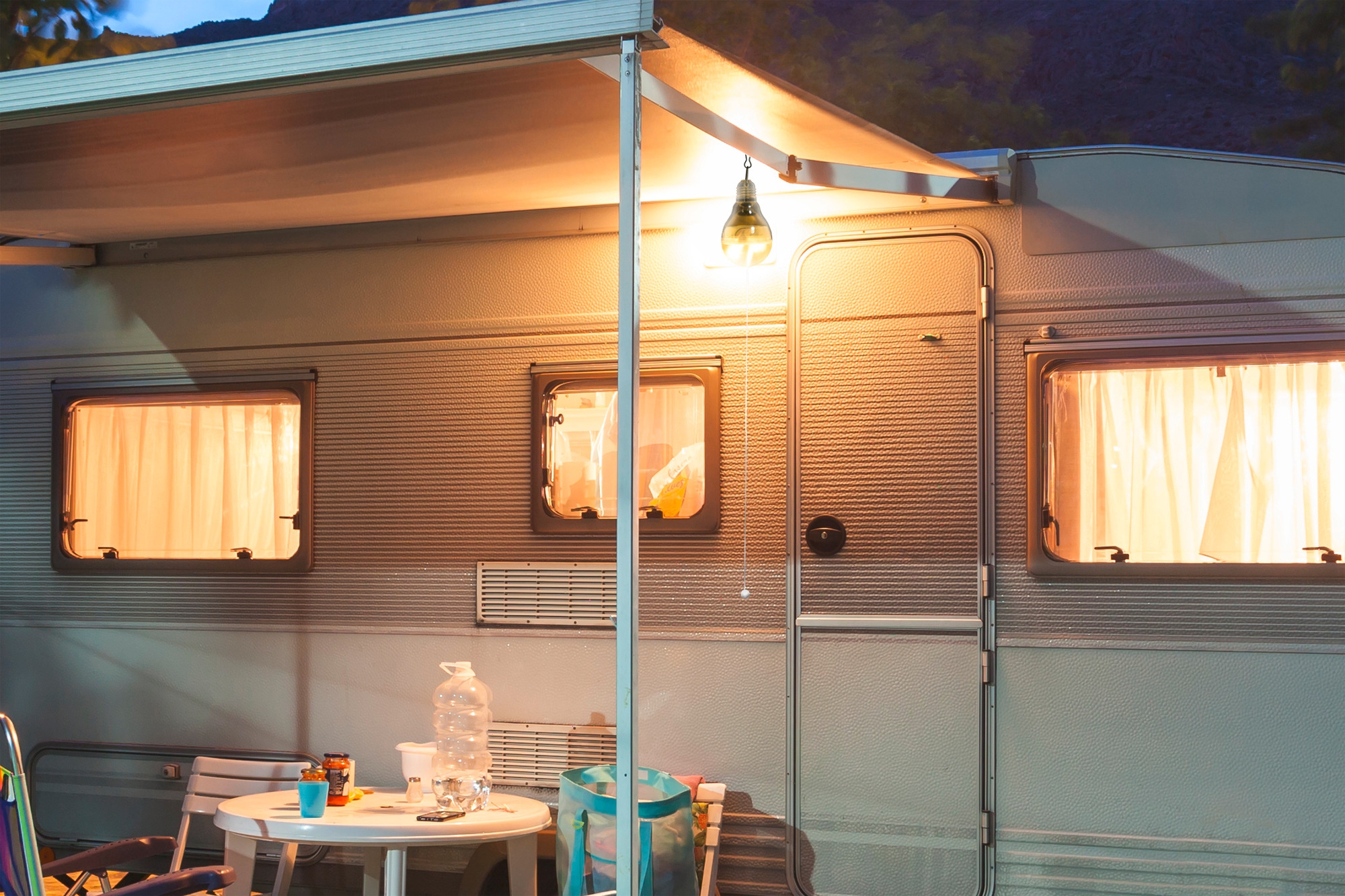 Grundig LED Solarlampe / Solarbirne mit Aufhängehaken