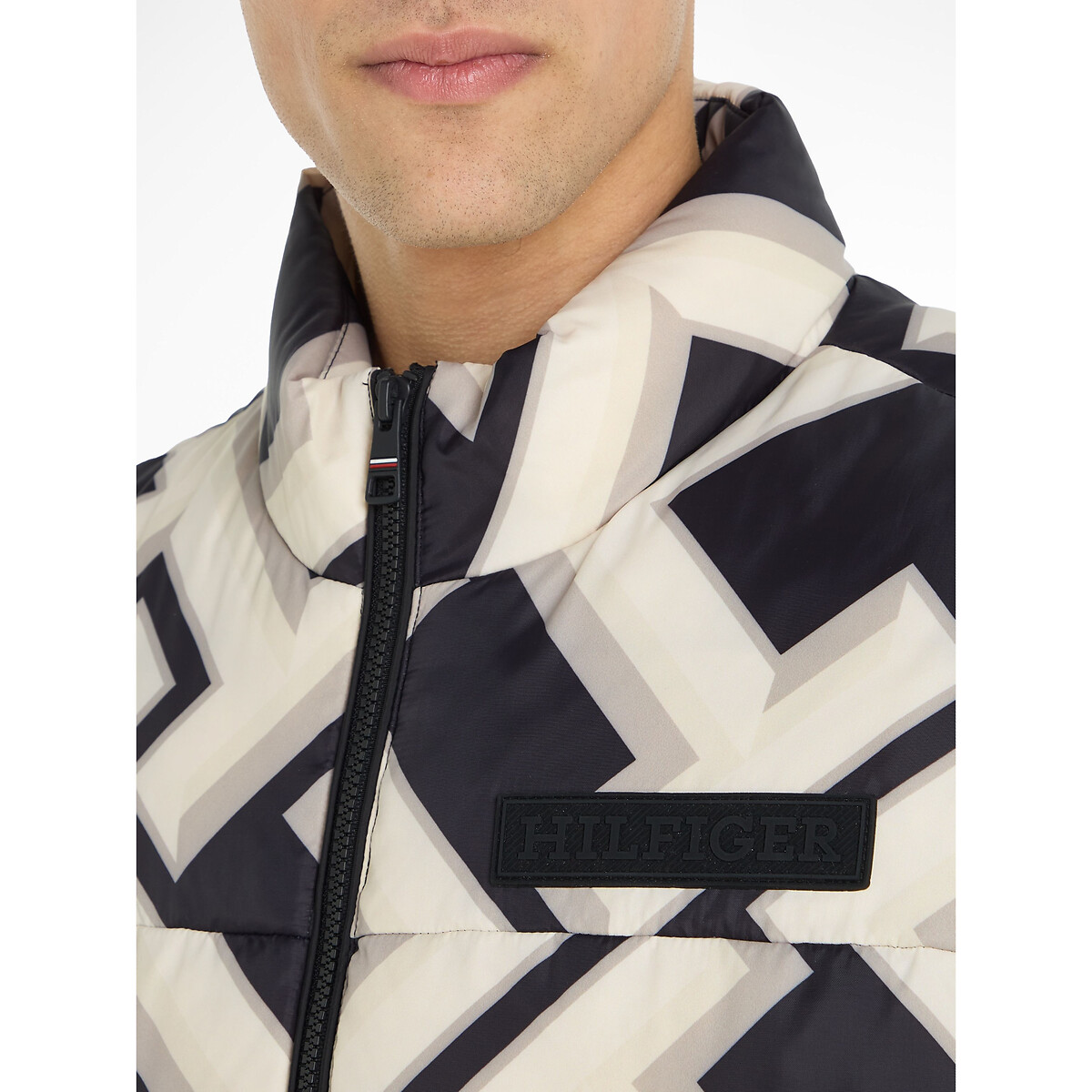 TOMMY HILFIGER<br>Colete estampado com monograma de Nova York