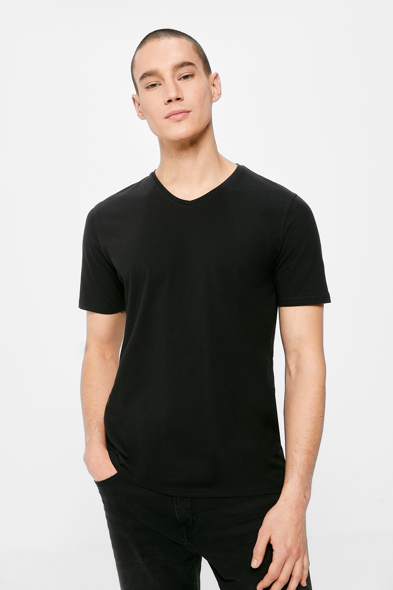 Camiseta com gola alta - preta