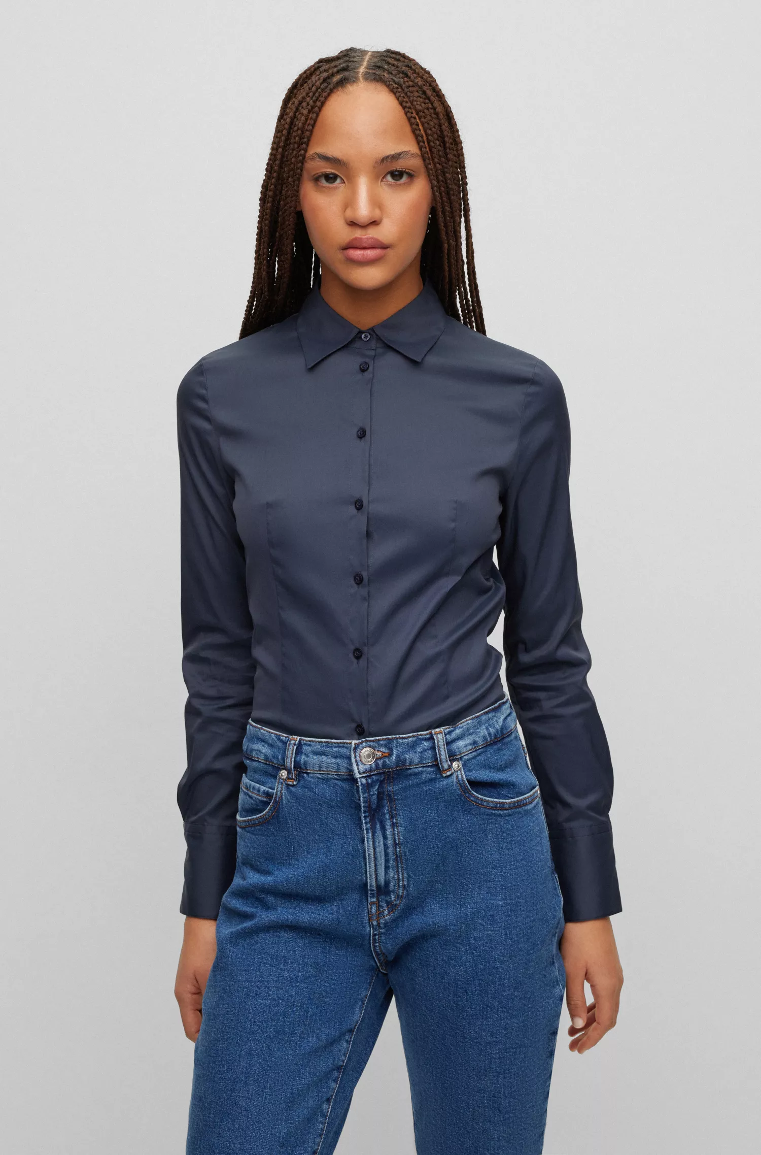 Blusa HUGO vermelha, corte slim, em popeline fácil de passar.