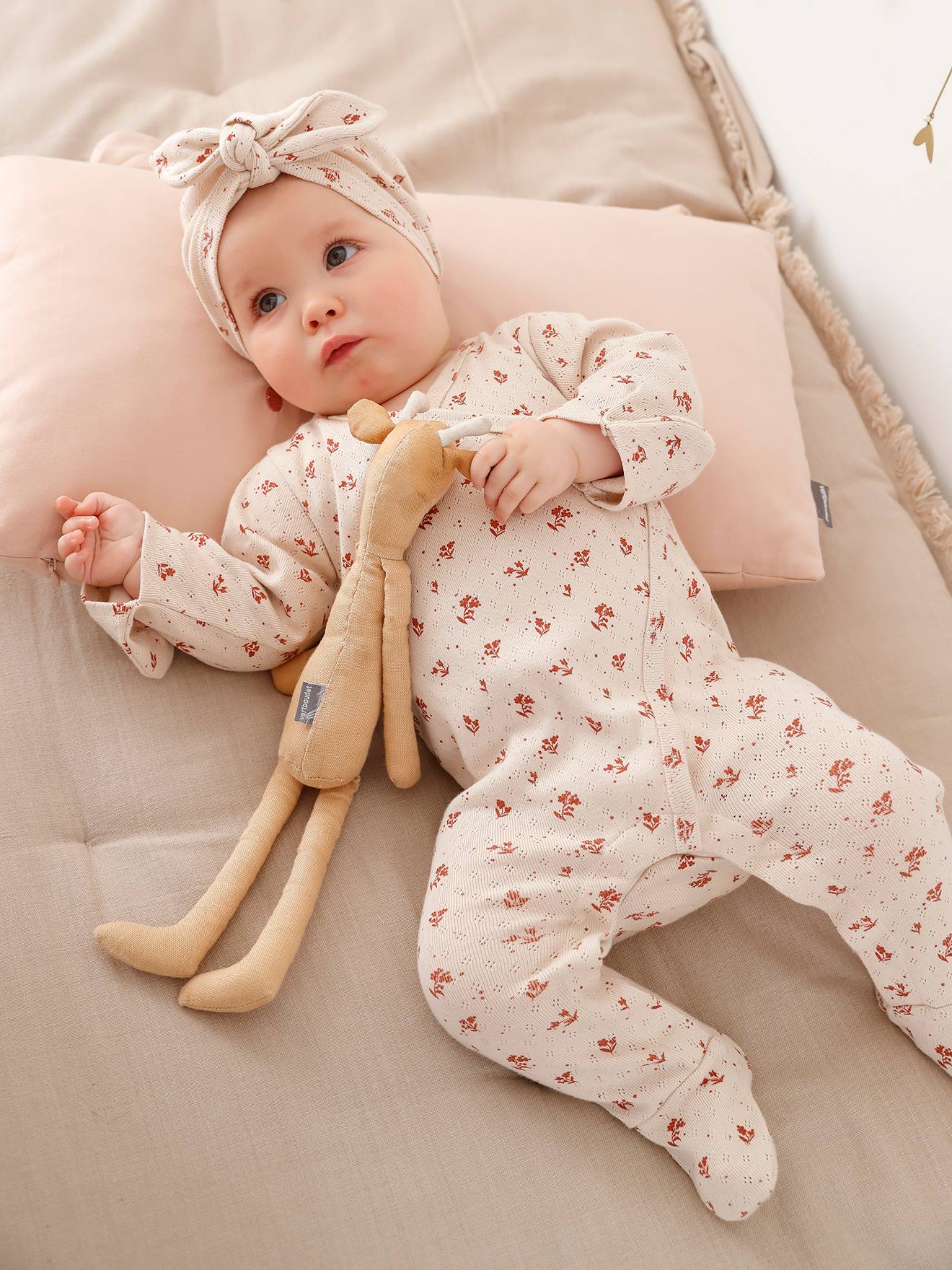 Macacão de bebê em malha vazada com gorro cinza pérola combinando