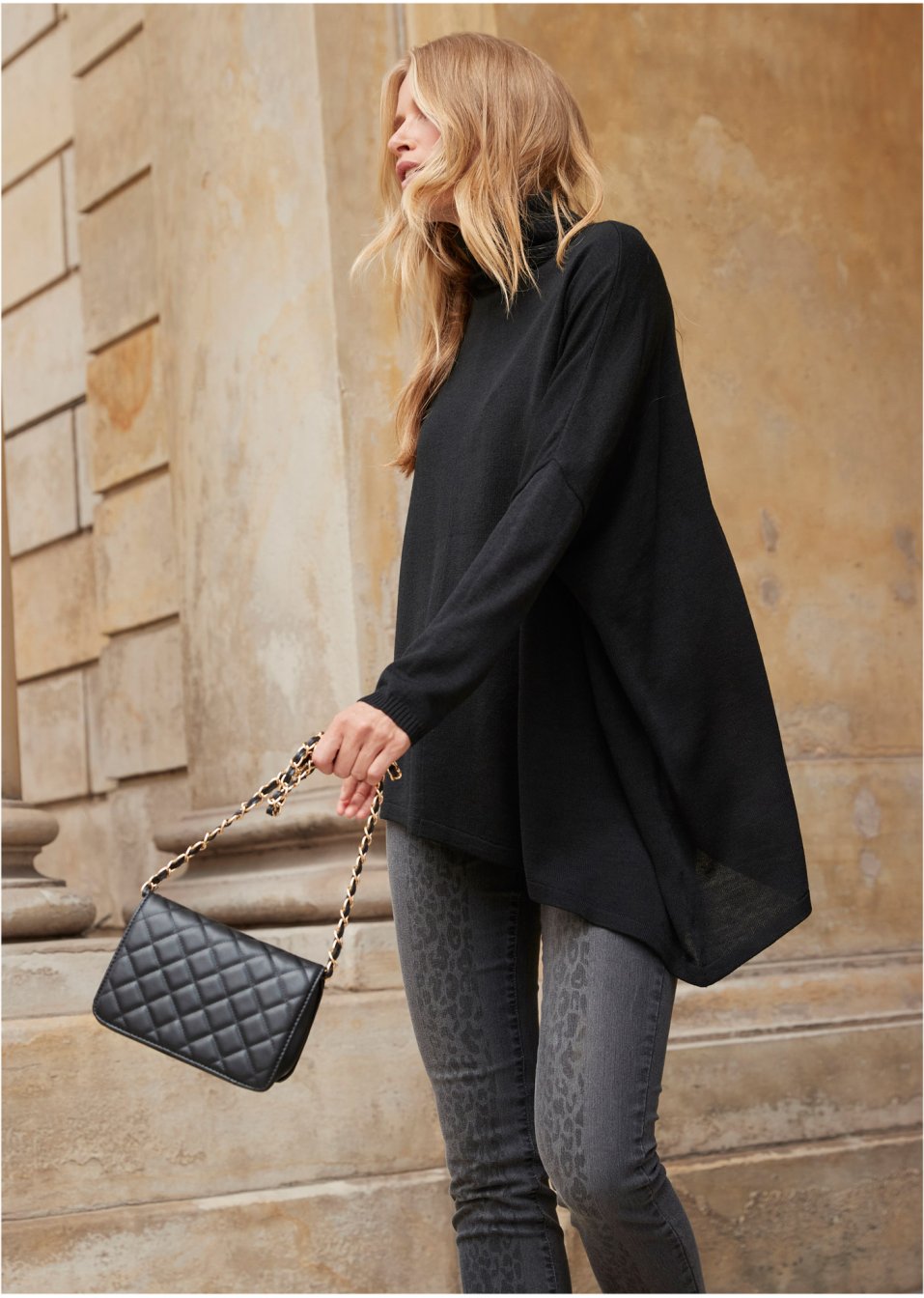 Pull-poncho oversize de coupe asymétrique