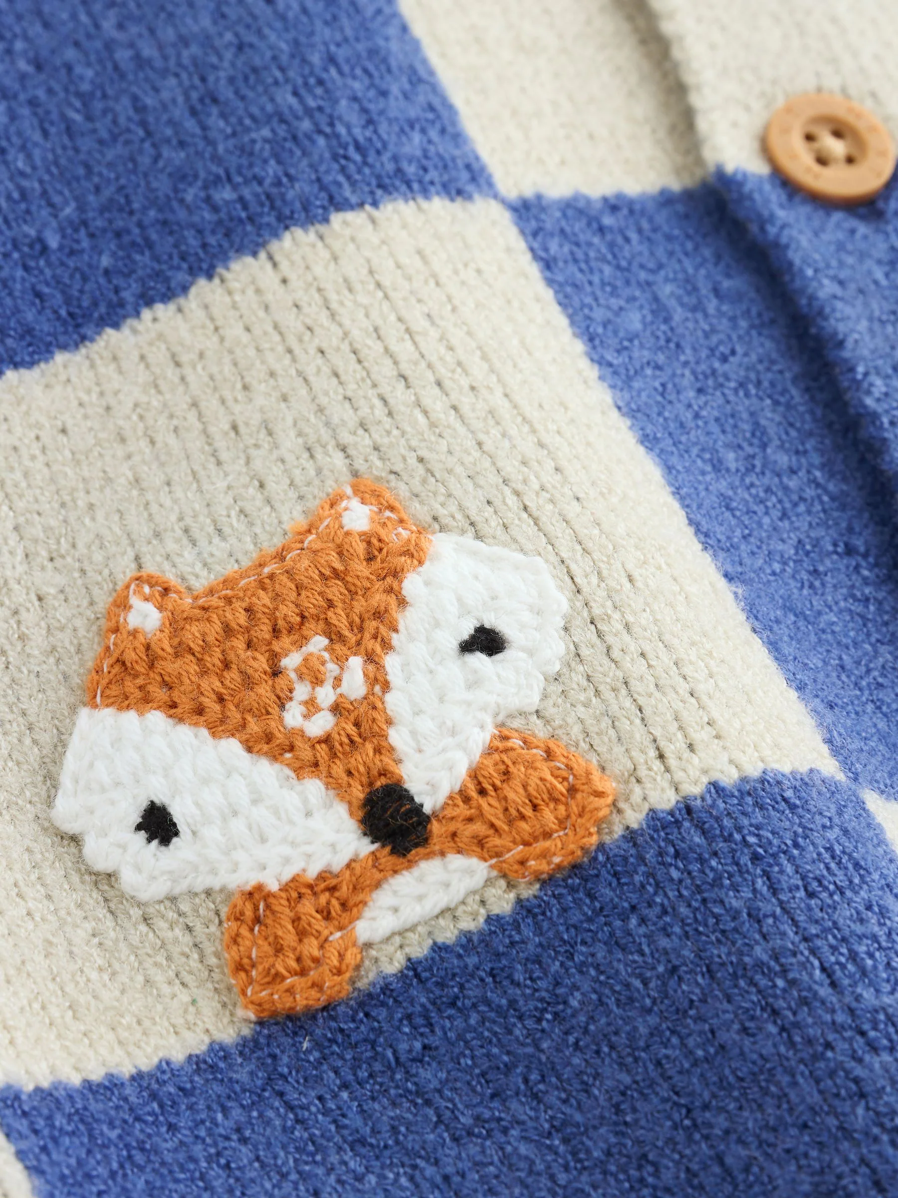 Blauw geborduurd dambord Karakter - Gebreid babyvest (0 mnd- 2 jr)