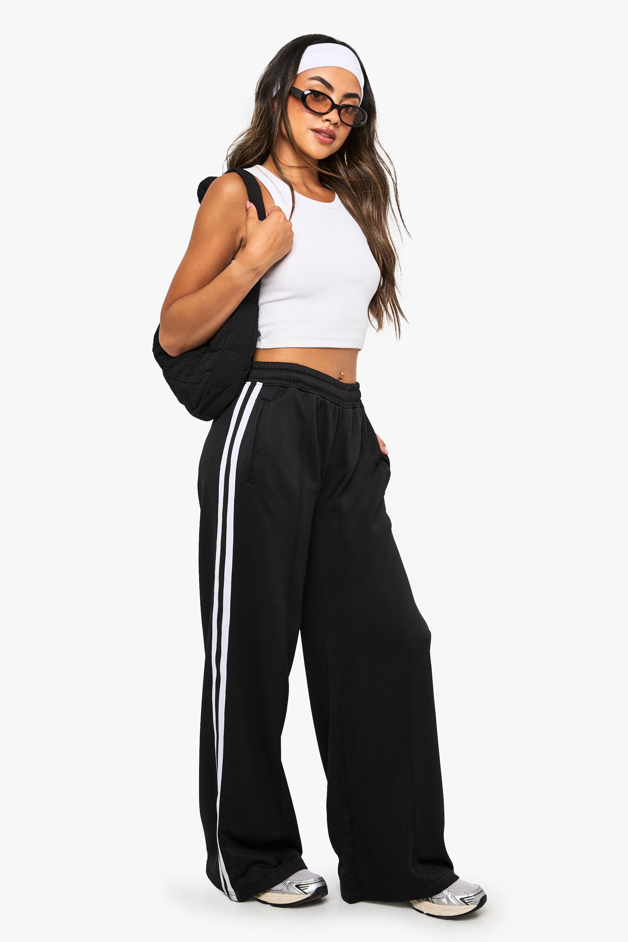 boohoo Jogger à jambe droite en tricot Petite avec bande latérale en ruban