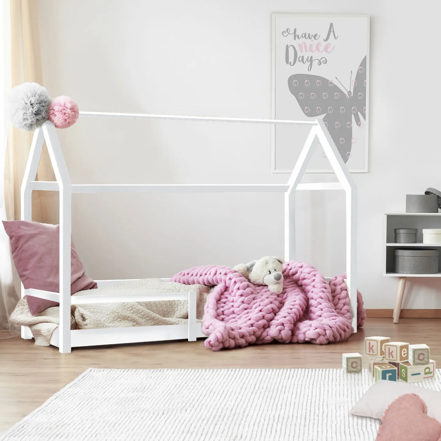 Lit cabane enfant 90 x 190 cm NESSI blanc avec sommier et barrières