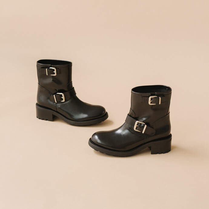 Boots à talons, semelles crantées et détails boucles argentées  cuir glacé noir