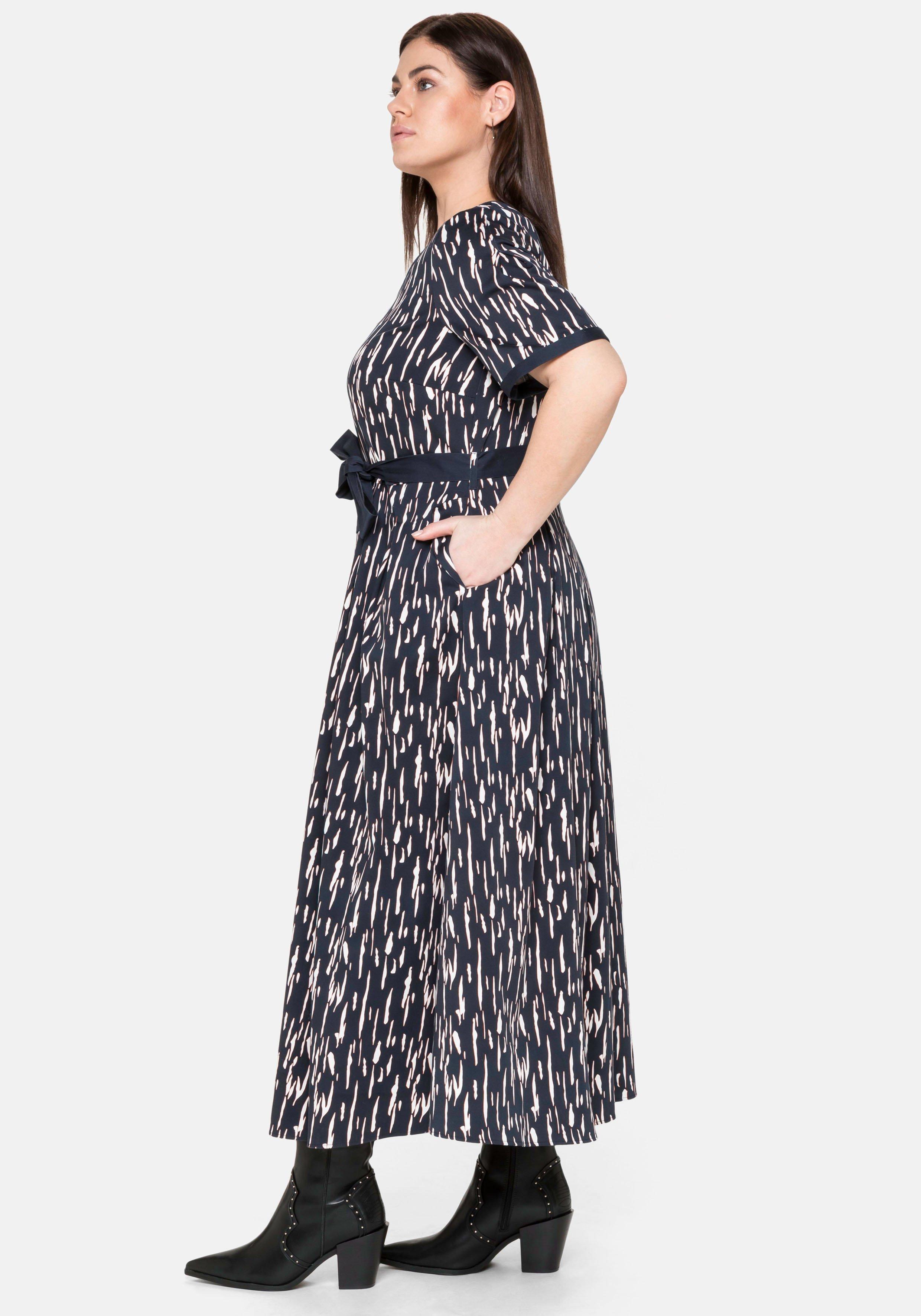 Midikleid mit Bindegürtel und Alloverdruck