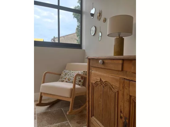 Rocking chair en bois massif et tissu beige