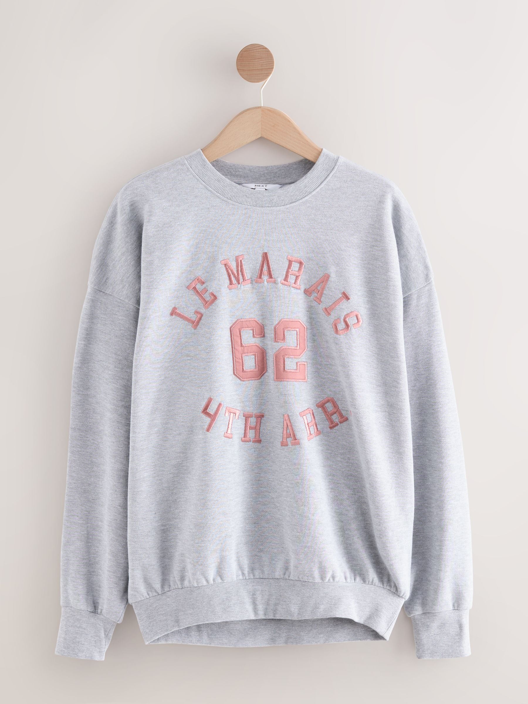 Grijs - Grafisch satijnapplicatie 'Le Marais' City sweatshirt met lange mouwen en ronde hals