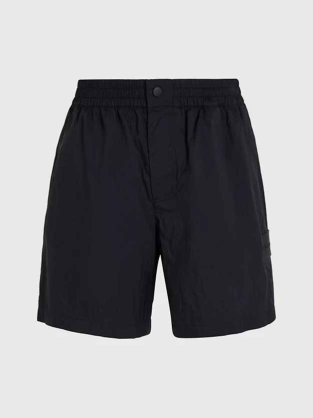 Calções de nylon com corte relaxado e detalhes em relevo.
