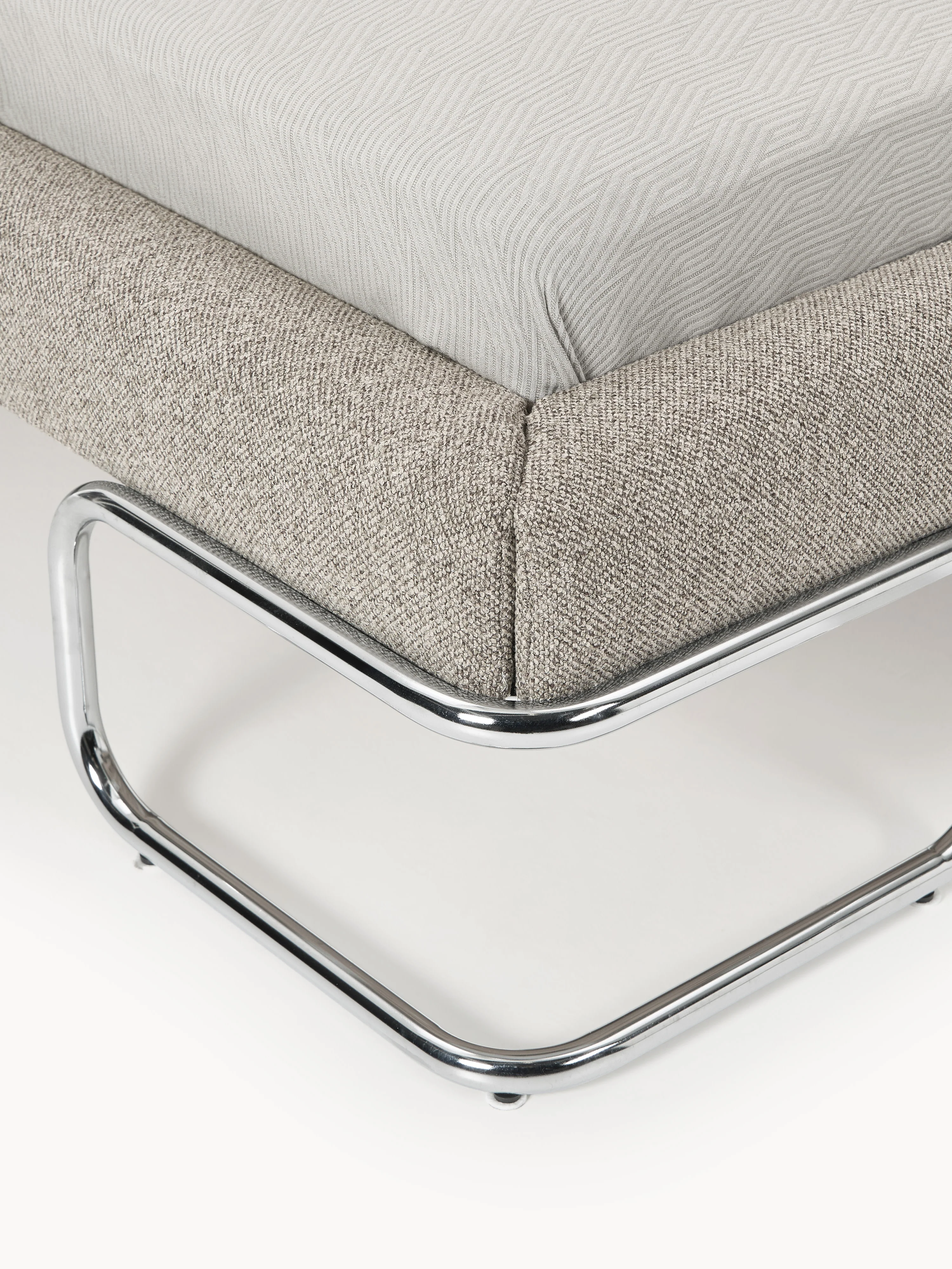 Bouclé gestoffeerd bed Olina met metalen poten