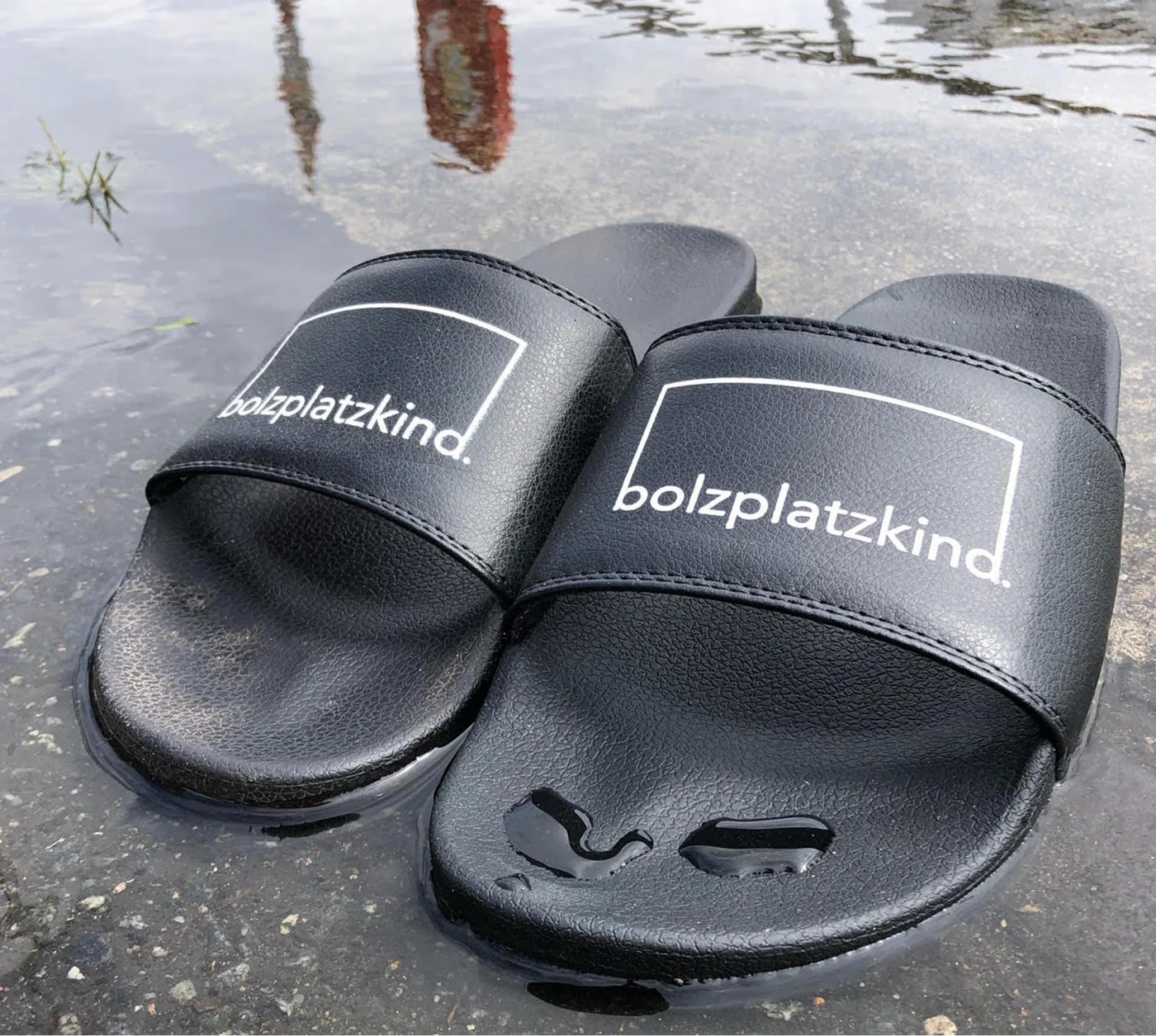 Bolzplatzkind Badelatsche Schwarz