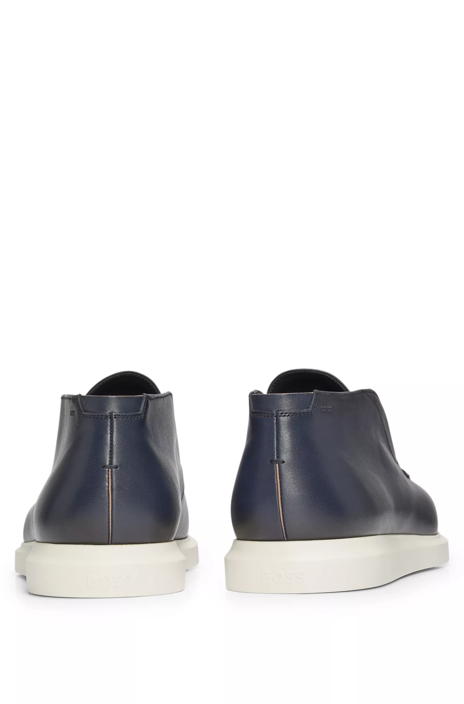 Botas desert BOSS pretas, fabricadas na Itália, em couro.
