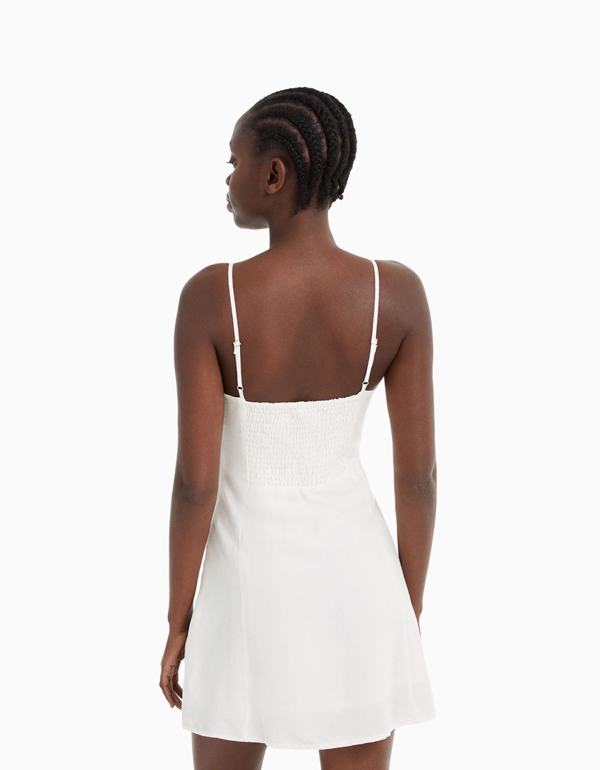 Vestido curto de linho misto com alças finas e detalhe de nó.