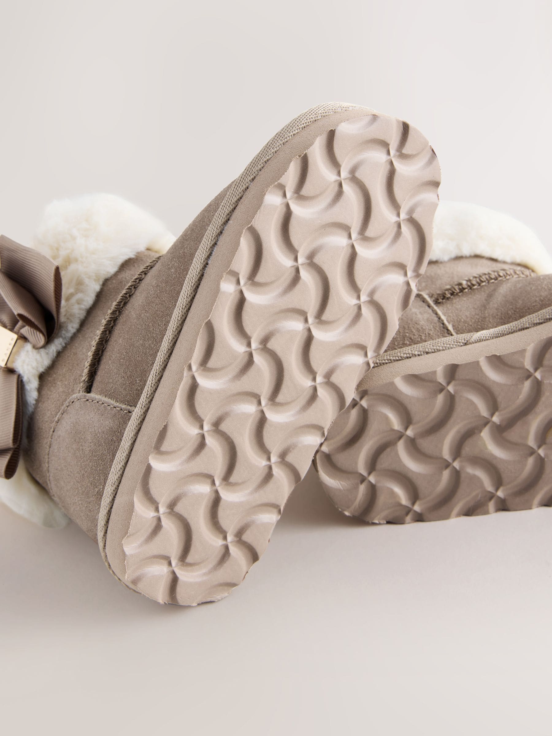Neutraal - Baker by Ted Baker - Meisjespantoffels met imitatiebont en strik