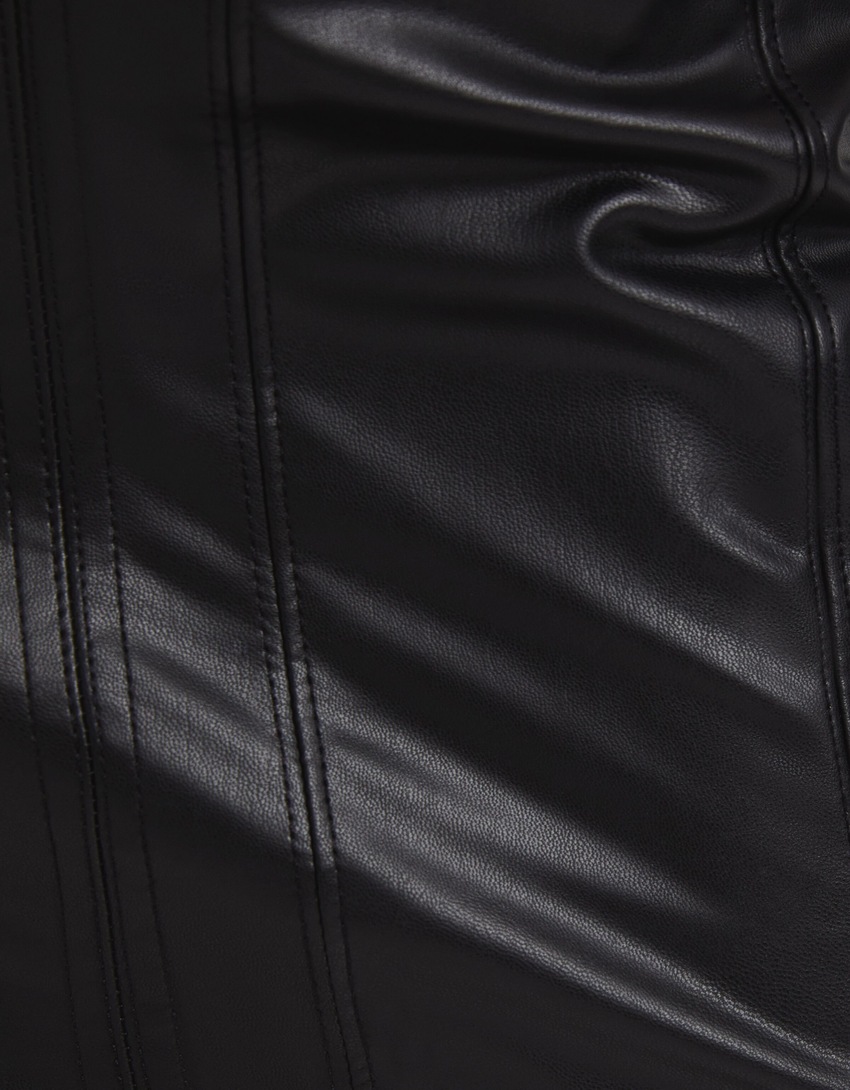 Vestido curto bustiê em couro sintético