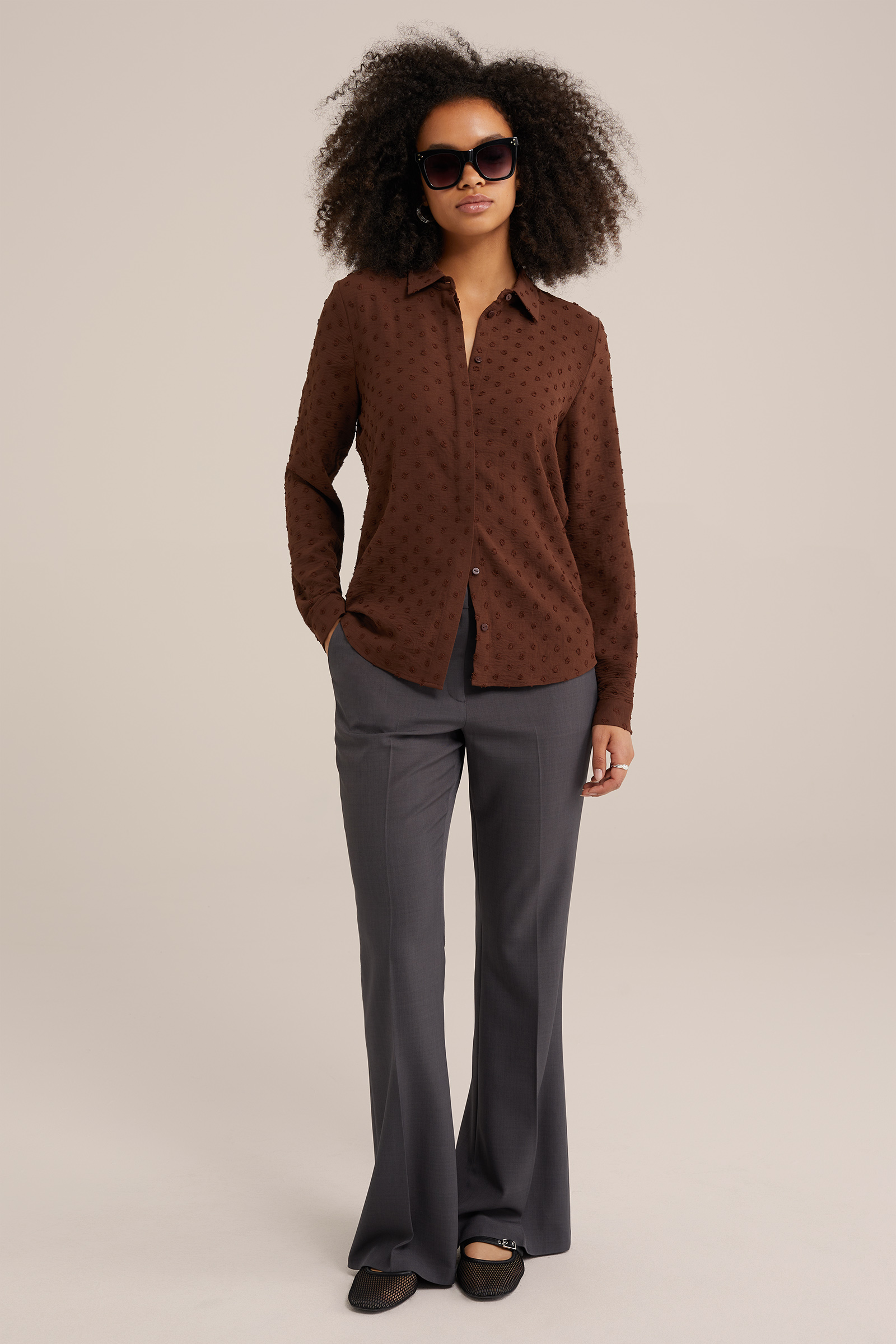 blouse met structuur WE Fashion Bruin