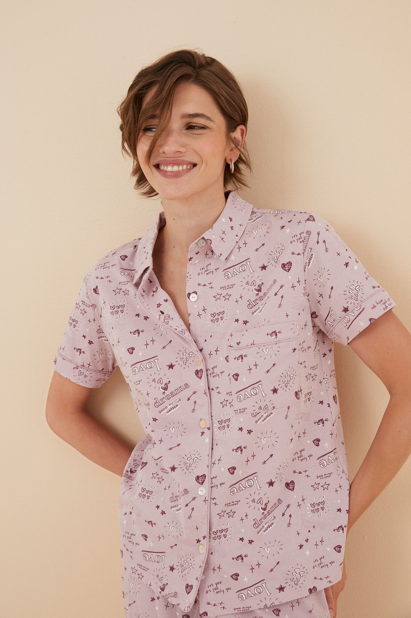 Pijama estilo camisa com estampa de corações rosa, 100% algodão.