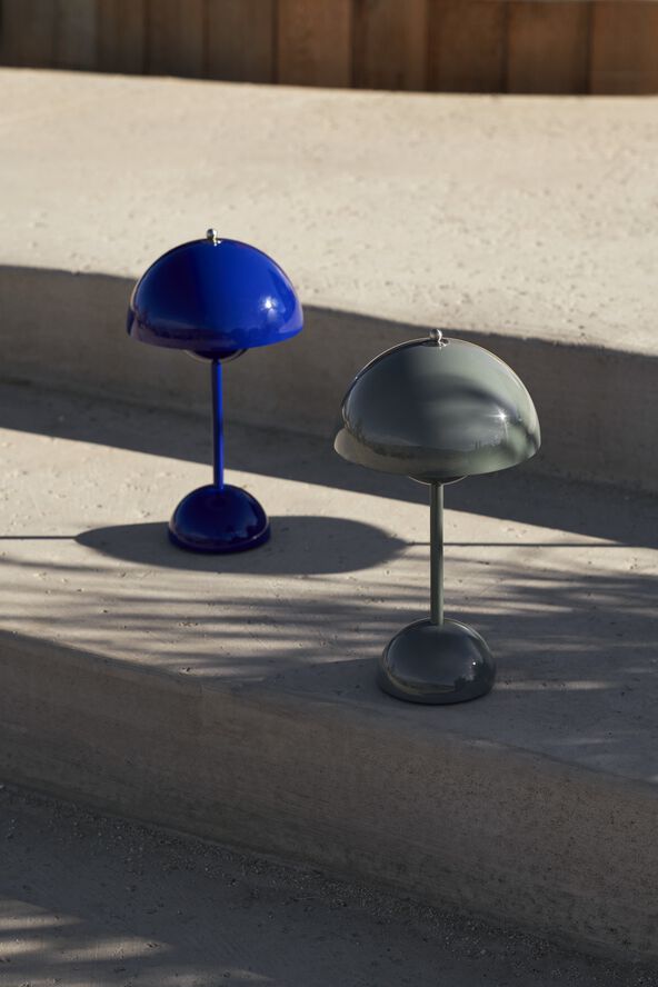 &Tradition Flowerpot Portable Lamp VP9, Magnetic Charger Cobalt blue