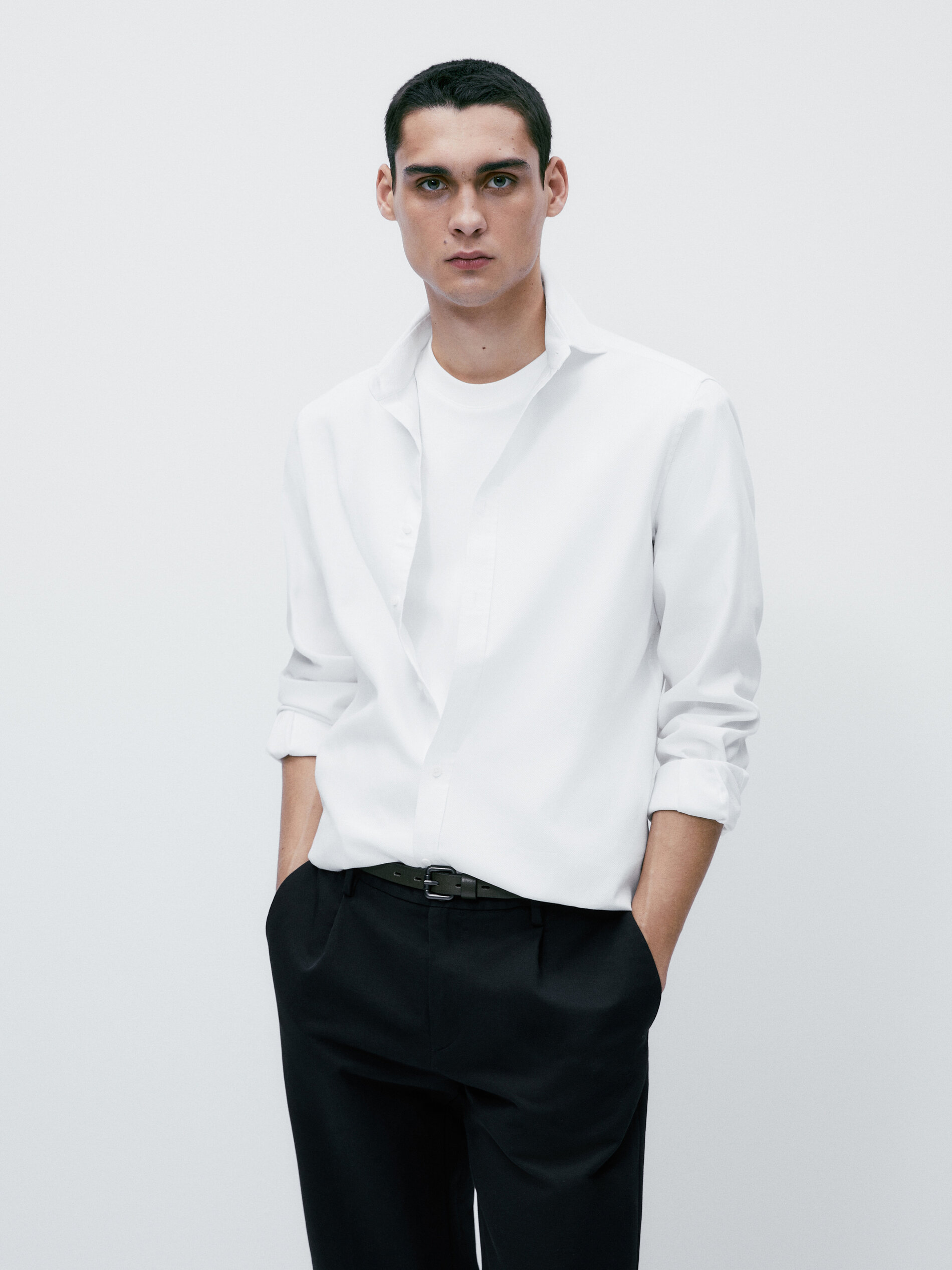 Camisa estruturada de corte slim com torção inglesa - BRANCA
