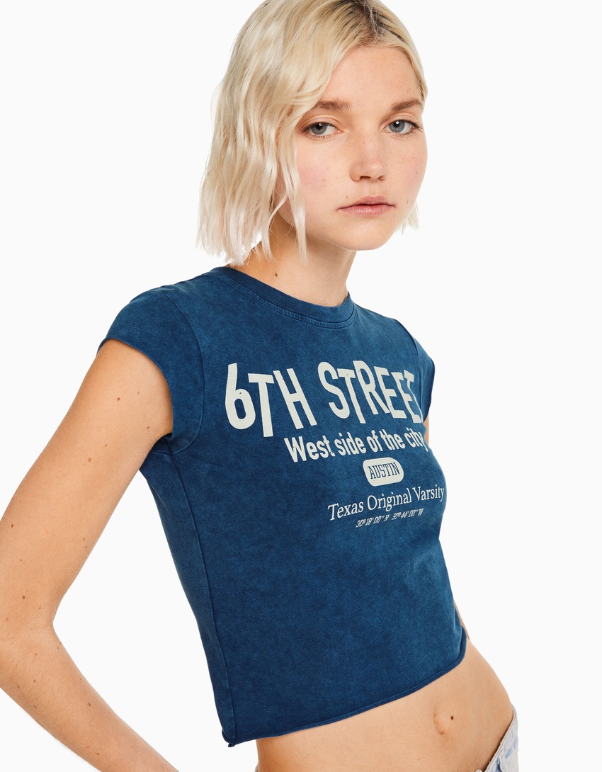 Camiseta cropped de manga curta com estampa